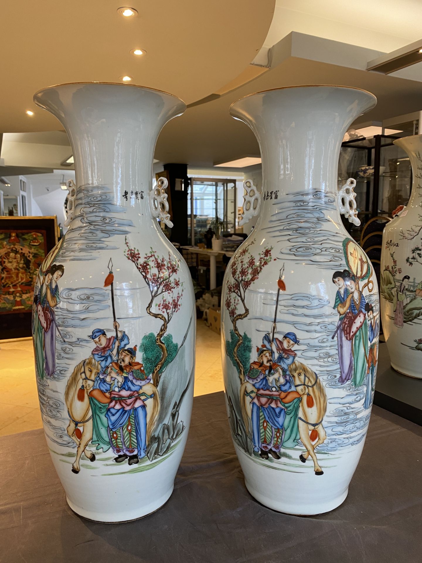 A pair of Chinese famille rose mythological subject vases, signed Han Zhengtai ___, 19/20th C. - Bild 7 aus 23