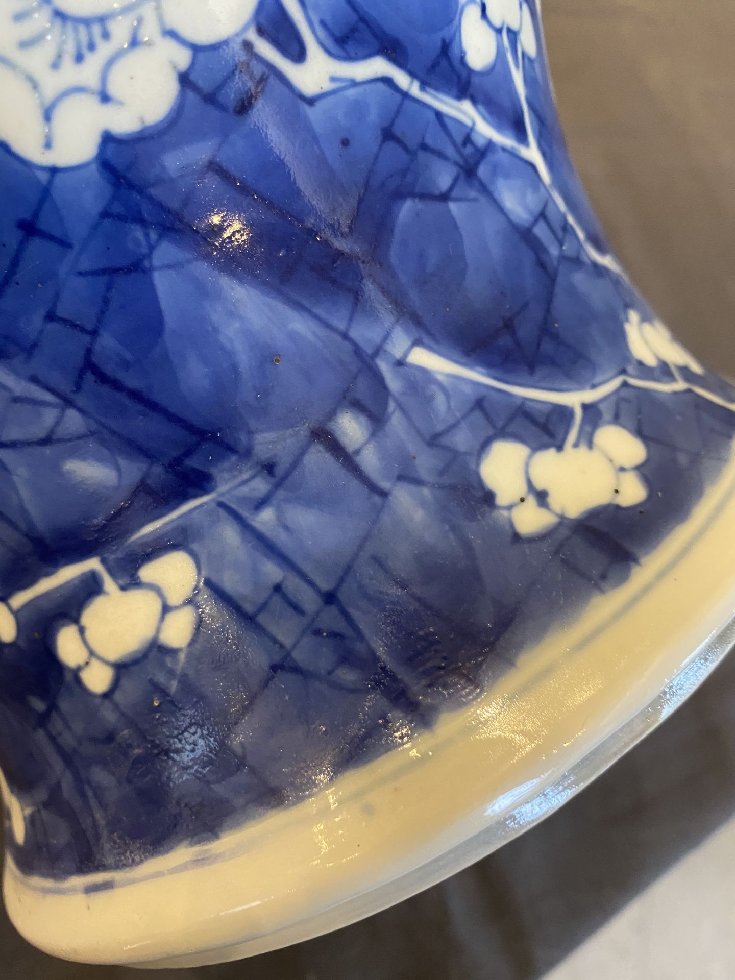 A Chinese blue and white 'prunus on cracked ice' vase and cover, Kangxi - Image 25 of 29