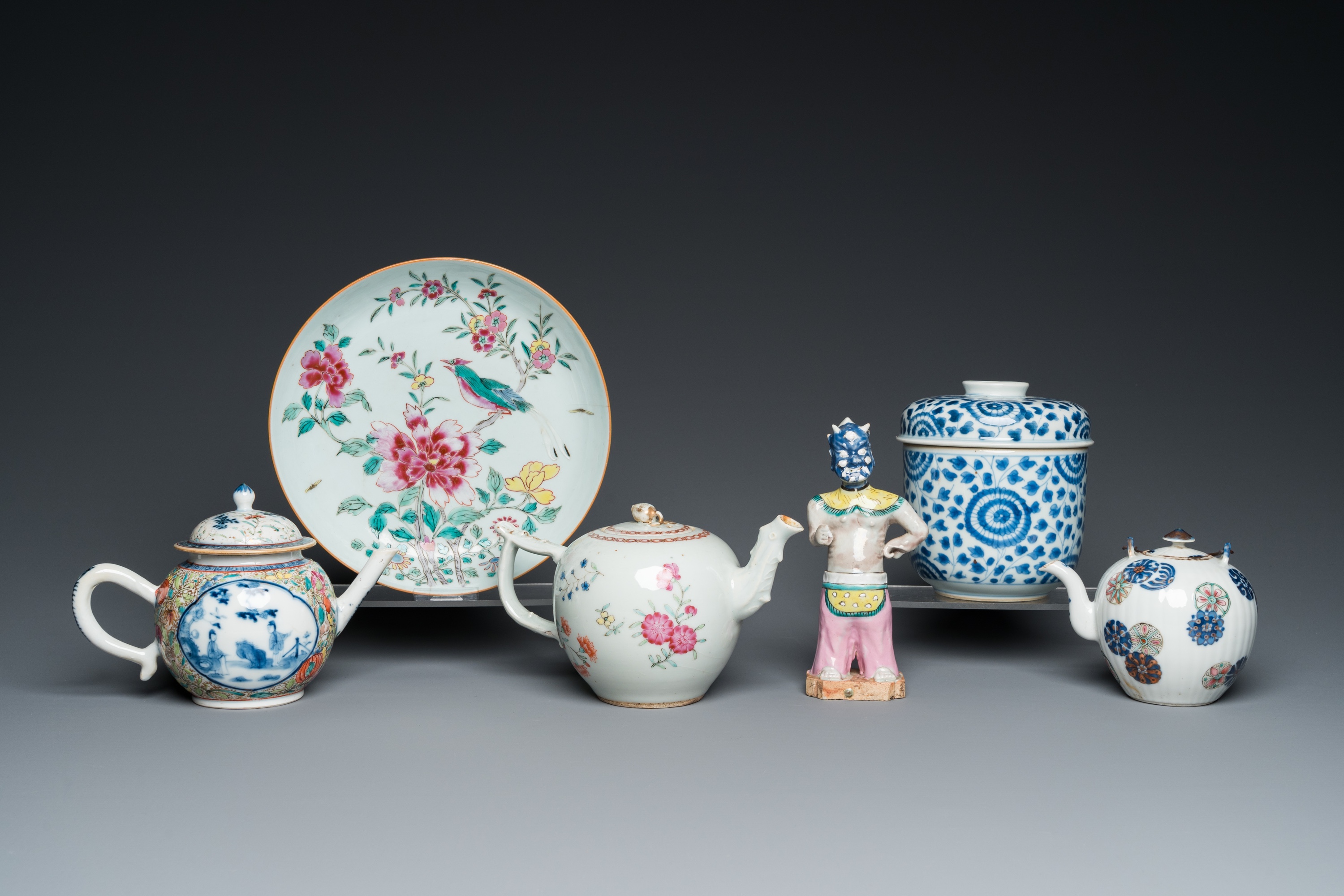 Six Chinese blue and white and famille rose porcelain wares, Kangxi and later