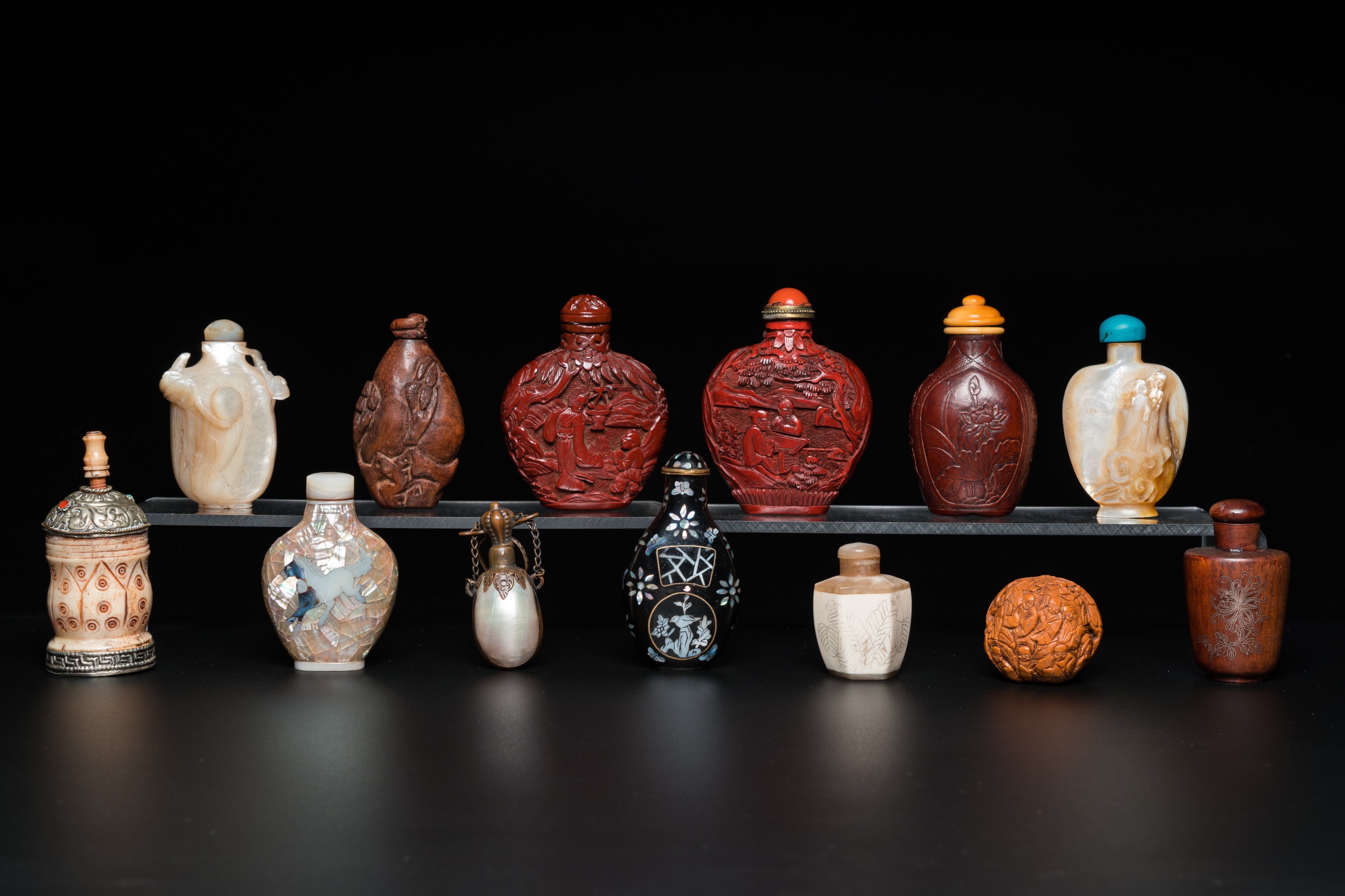 Thirteen Chinese wood, lacquer, mother-of-pearl and bone snuff bottles, 19/20th C. - Image 2 of 7