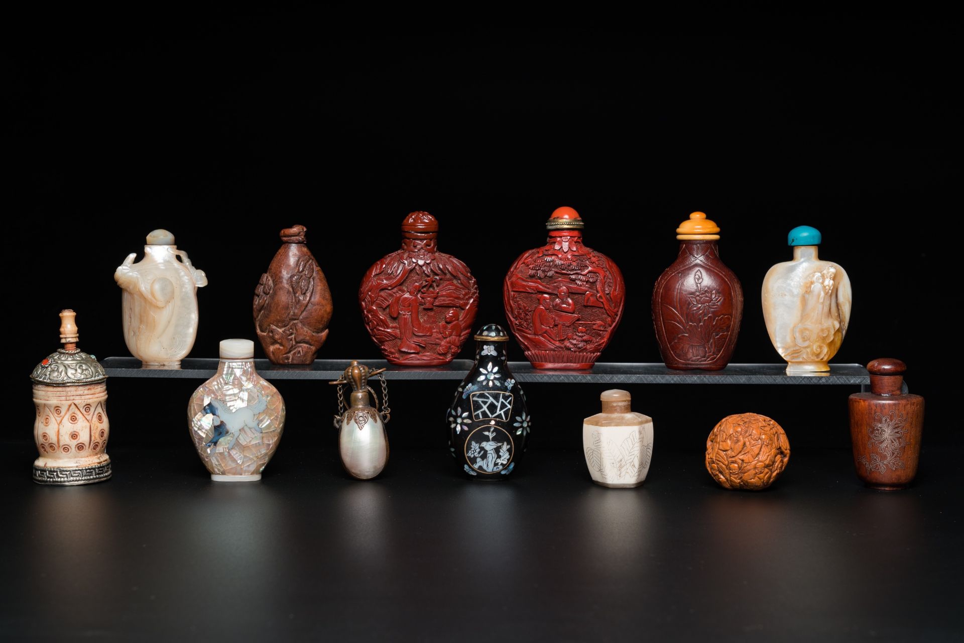 Thirteen Chinese wood, lacquer, mother-of-pearl and bone snuff bottles, 19/20th C. - Image 2 of 7