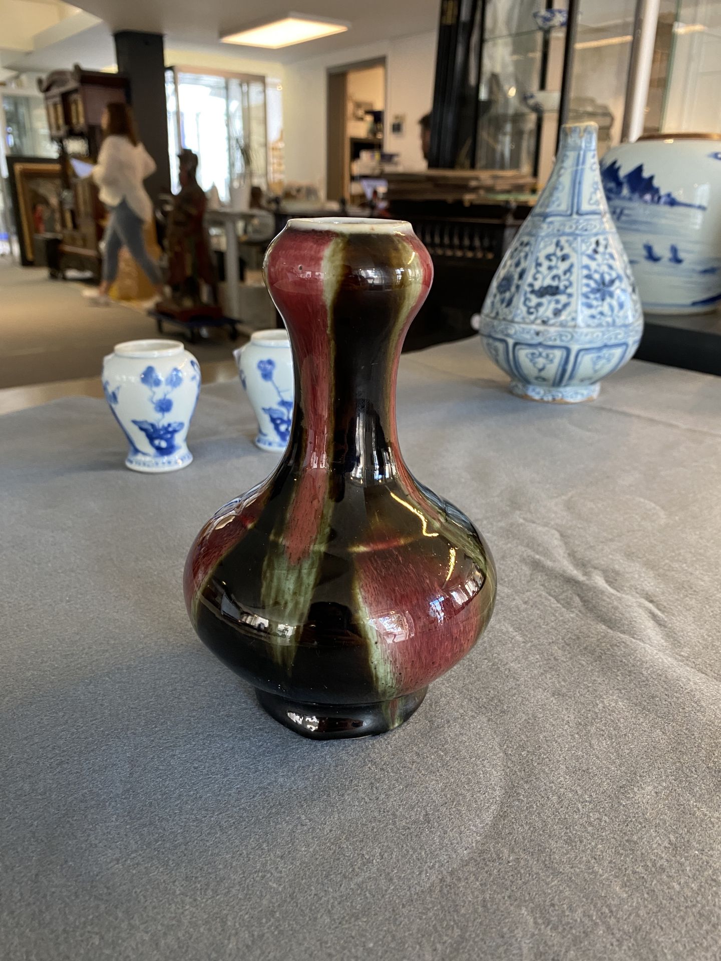 A Chinese flambŽ-glazed garlic head vase, 19th C. - Bild 7 aus 18