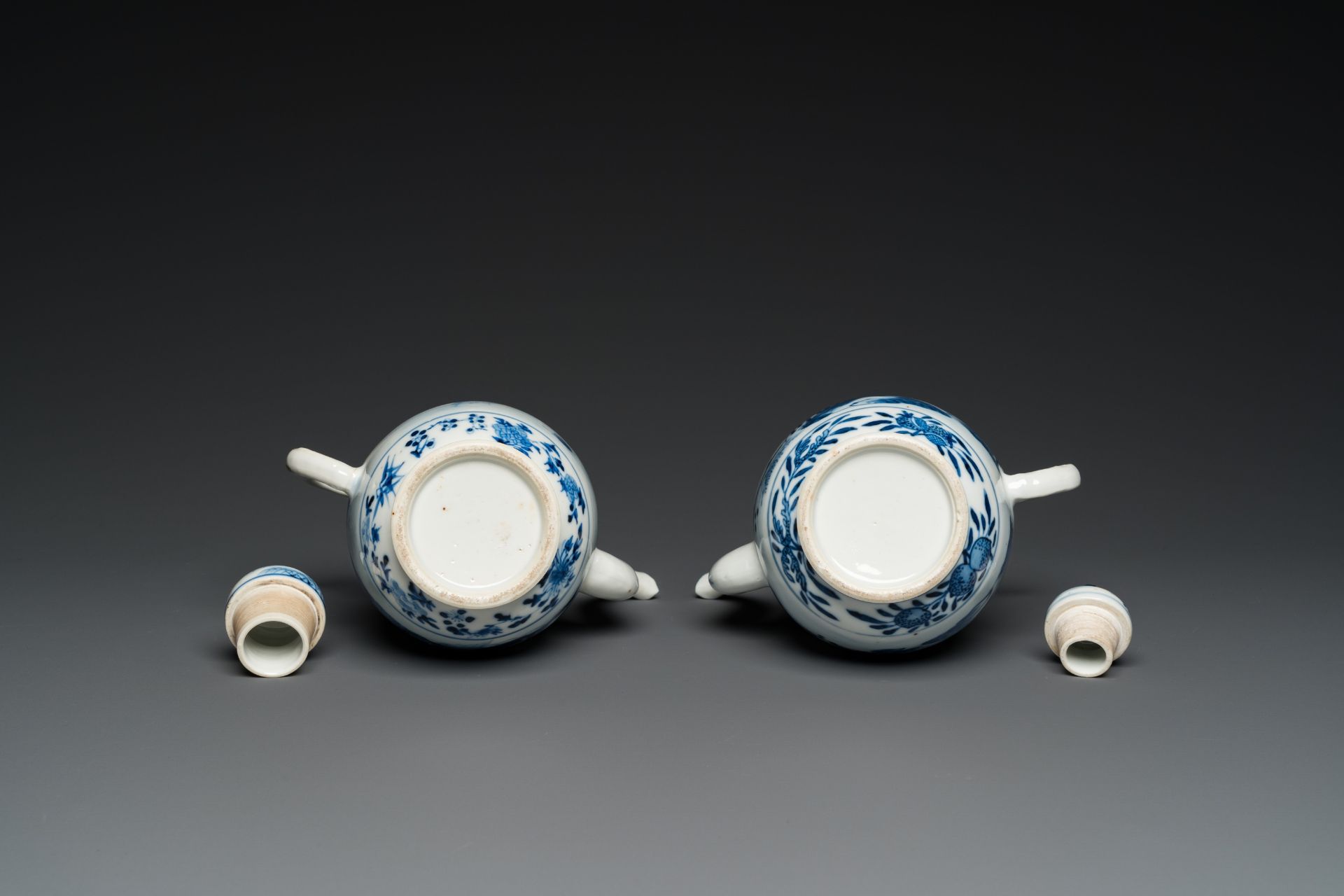 A pair of Chinese blue and white 'landscape' ewers and covers, possibly for the Vietnamese market, 1 - Image 7 of 7