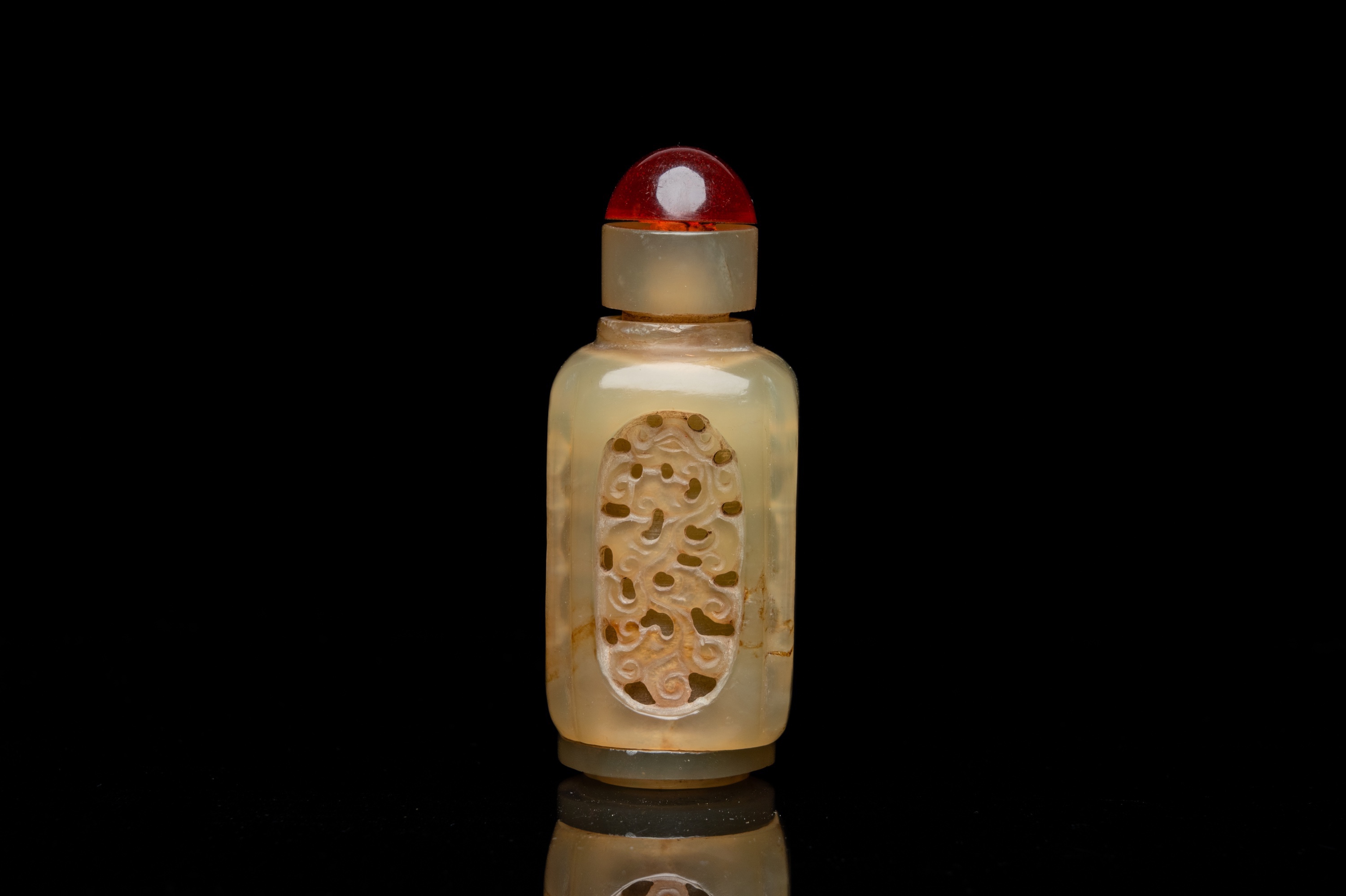 A Chinese reticulated and movable celadon jade snuff bottle, Qing - Image 5 of 11