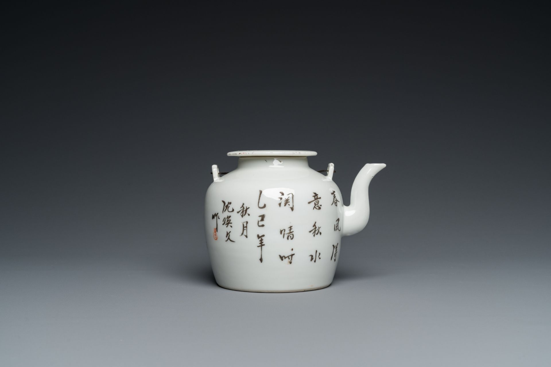 A Chinese famille rose plaque and a qianjiang cai teapot, 19/20th C. - Image 6 of 9