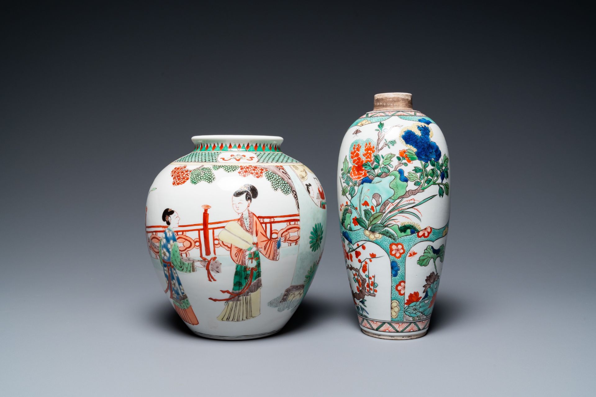Three Chinese famille rose vases, two famille verte vases and a dish, 19/20th C. - Bild 12 aus 57