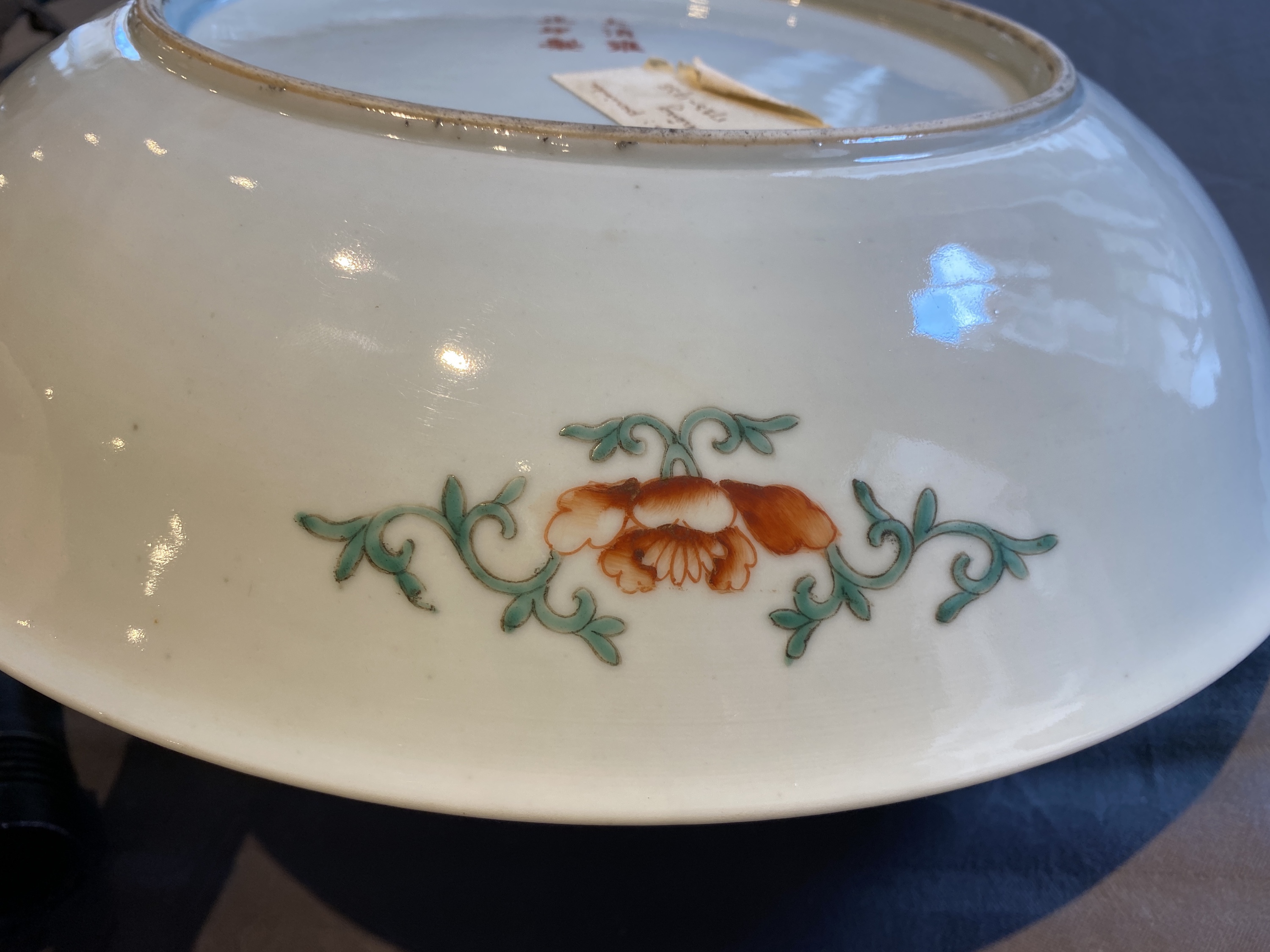 A Chinese Bencharong dish for the Thai market, Yongzheng mark, 19th C. - Image 11 of 16