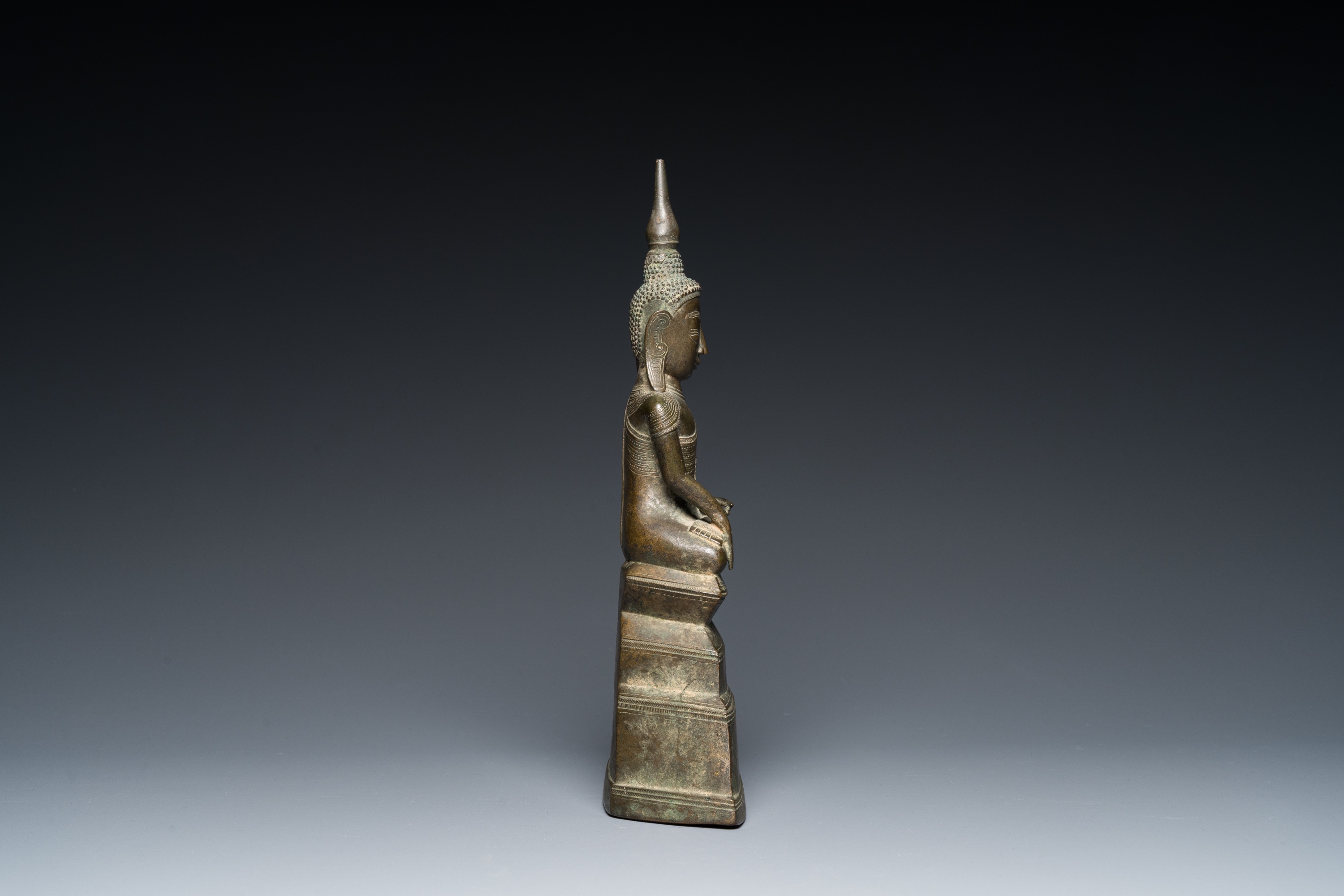 A Burmese bronze Shan-style Buddha Shakyamuni with inscription, Konbaung dynasty, 18th C. - Image 5 of 20