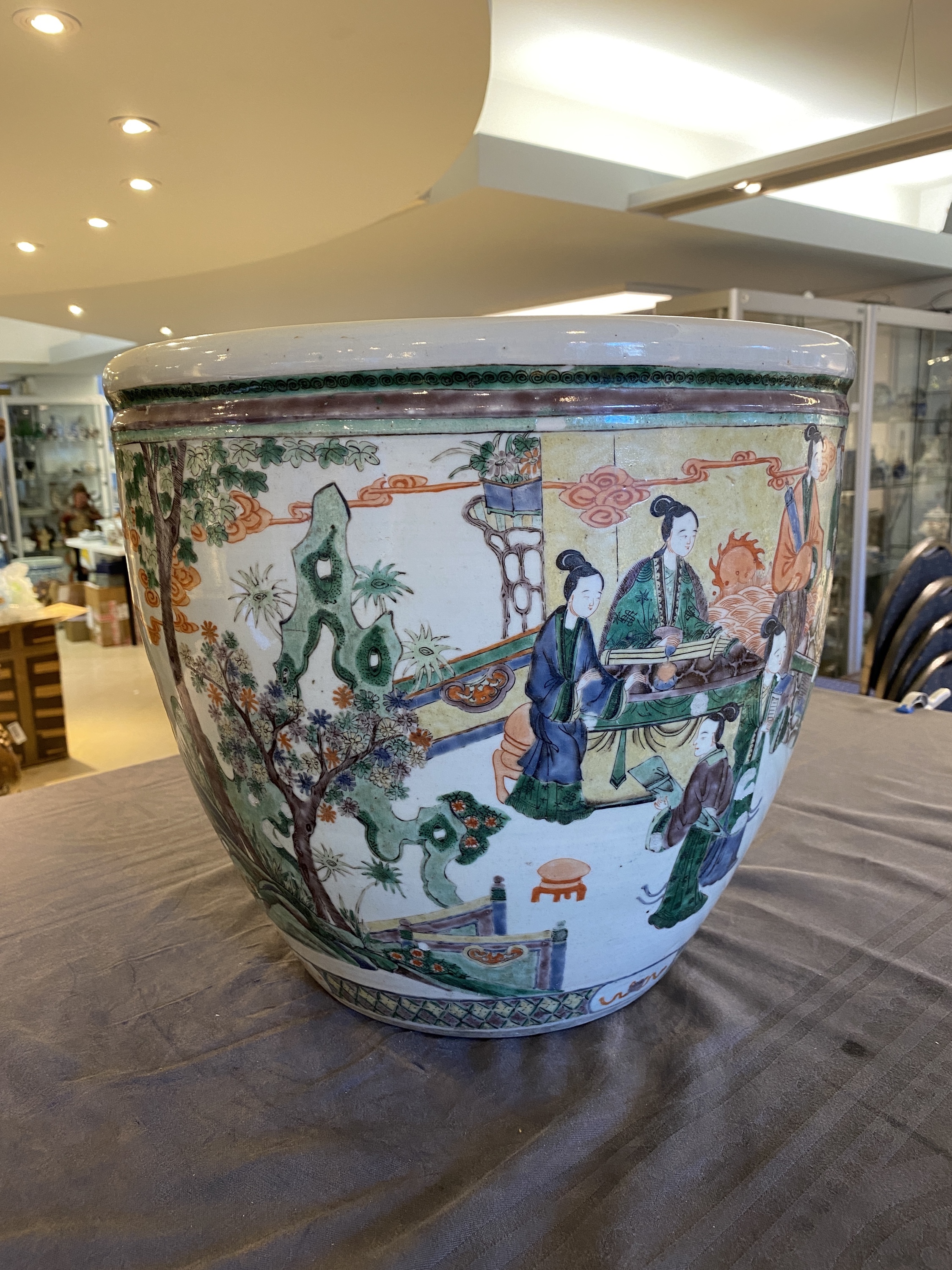 A Chinese famille verte fish bowl with female musicians in a garden, 19th C. - Image 7 of 19