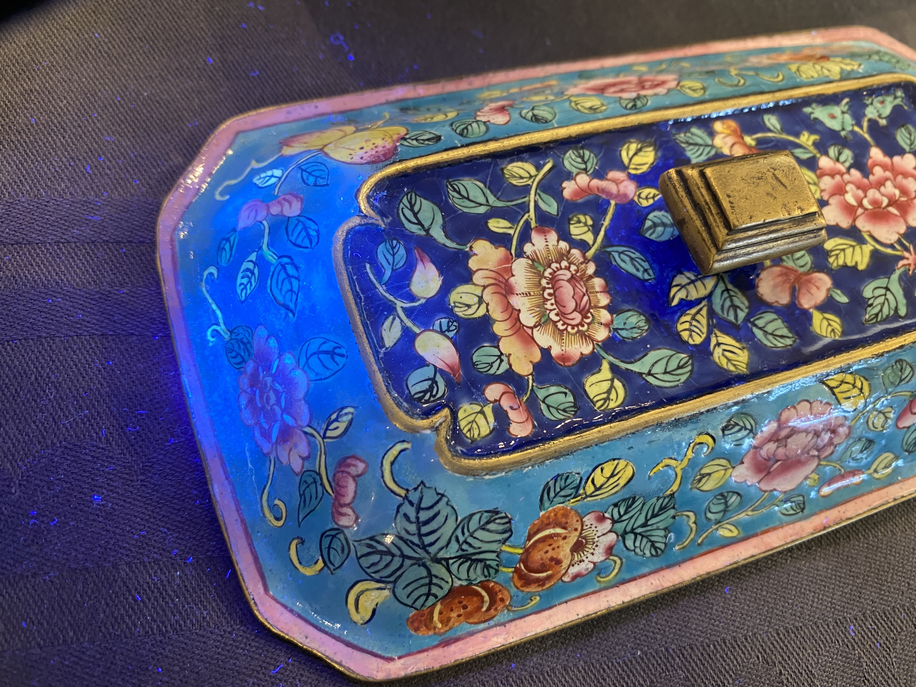 A Chinese Canton enamel covered box and interior tray for the Vietnamese market, 19th C. - Image 27 of 37