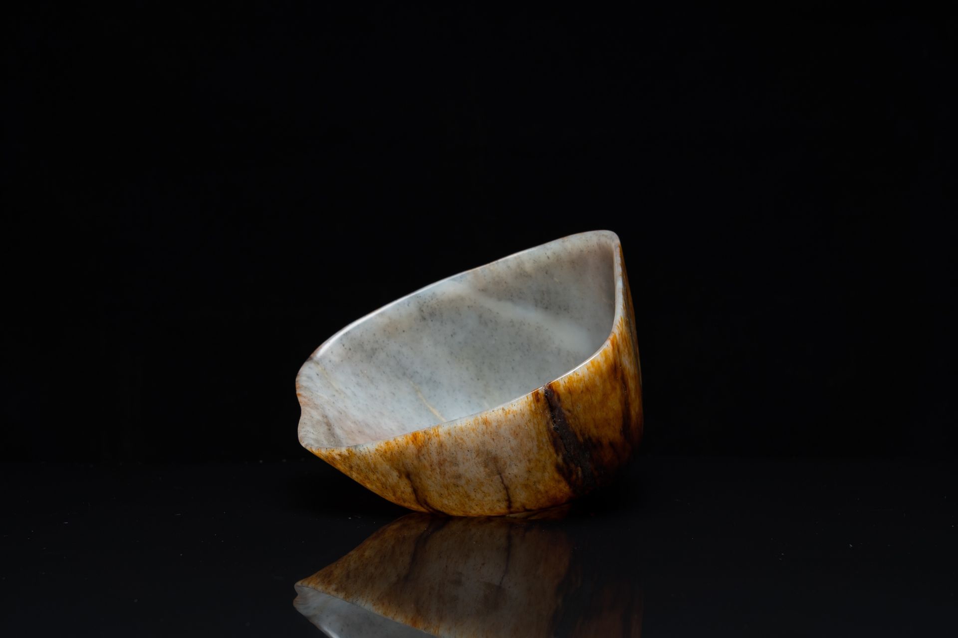 A Chinese hollowed jade libation cup on wooden stand, probably Qing - Image 5 of 25