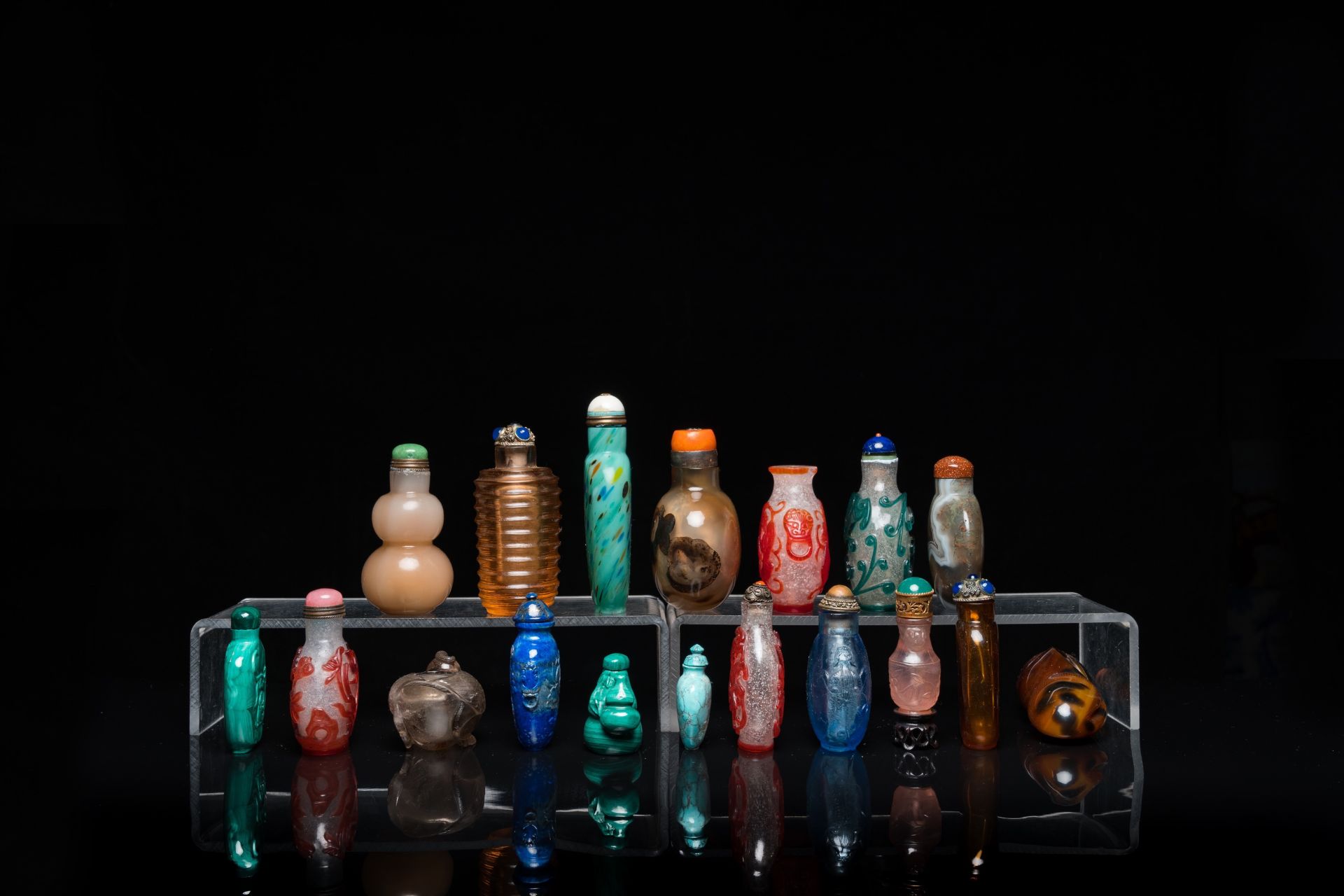 17 Chinese glass, agate and hardstone snuff bottles and a water dropper, 19/20th C. - Image 5 of 13