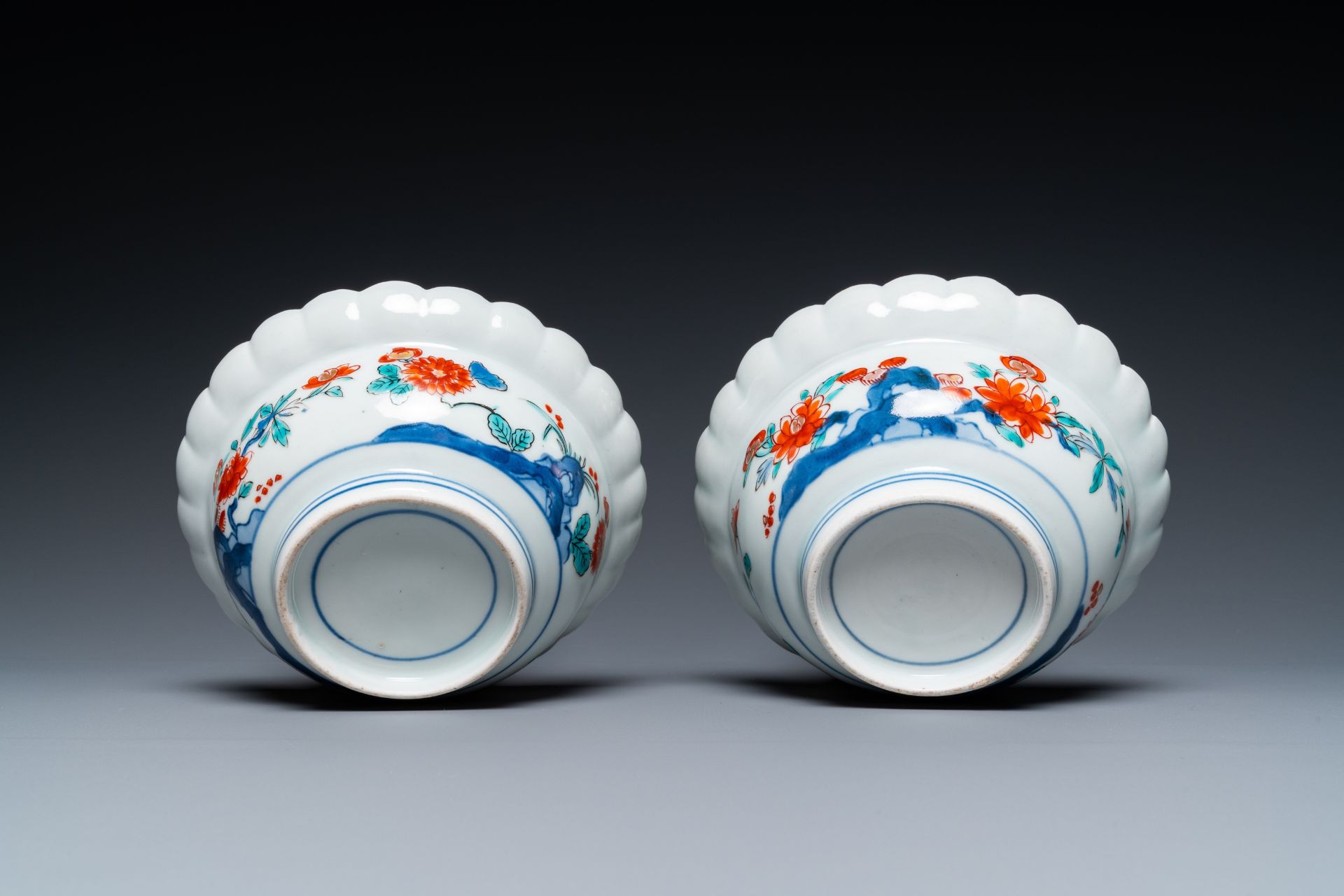 A pair of Japanese Kakiemon bowls with floral design, Edo, 17/18th C. - Image 7 of 21