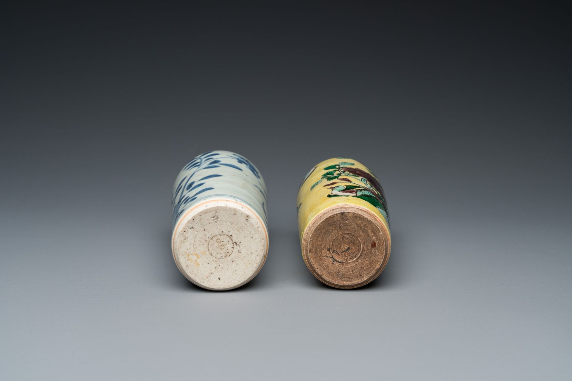 Two Chinese blue and white and famille jaune rouleau vases, Transitional period and 19th C. - Bild 6 aus 19