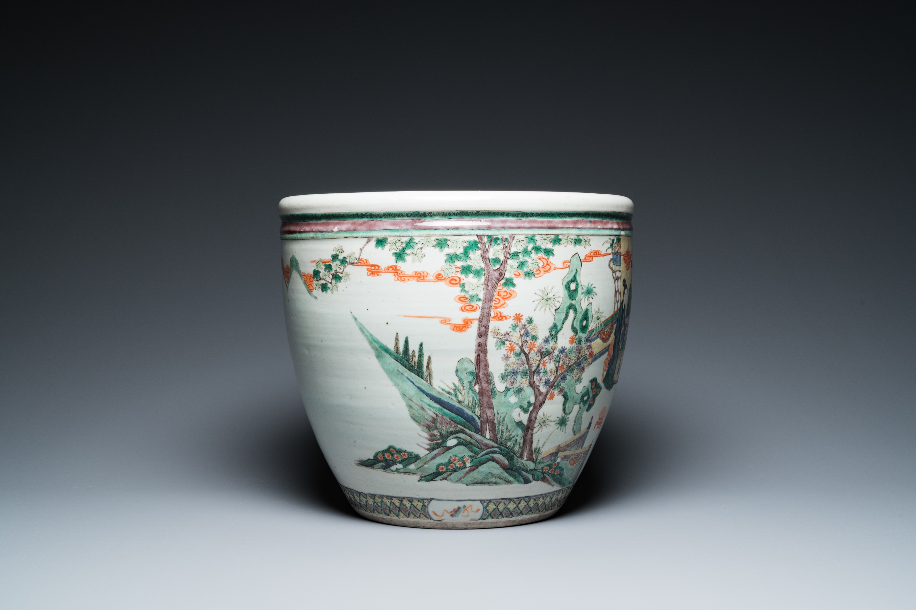 A Chinese famille verte fish bowl with female musicians in a garden, 19th C. - Image 2 of 19