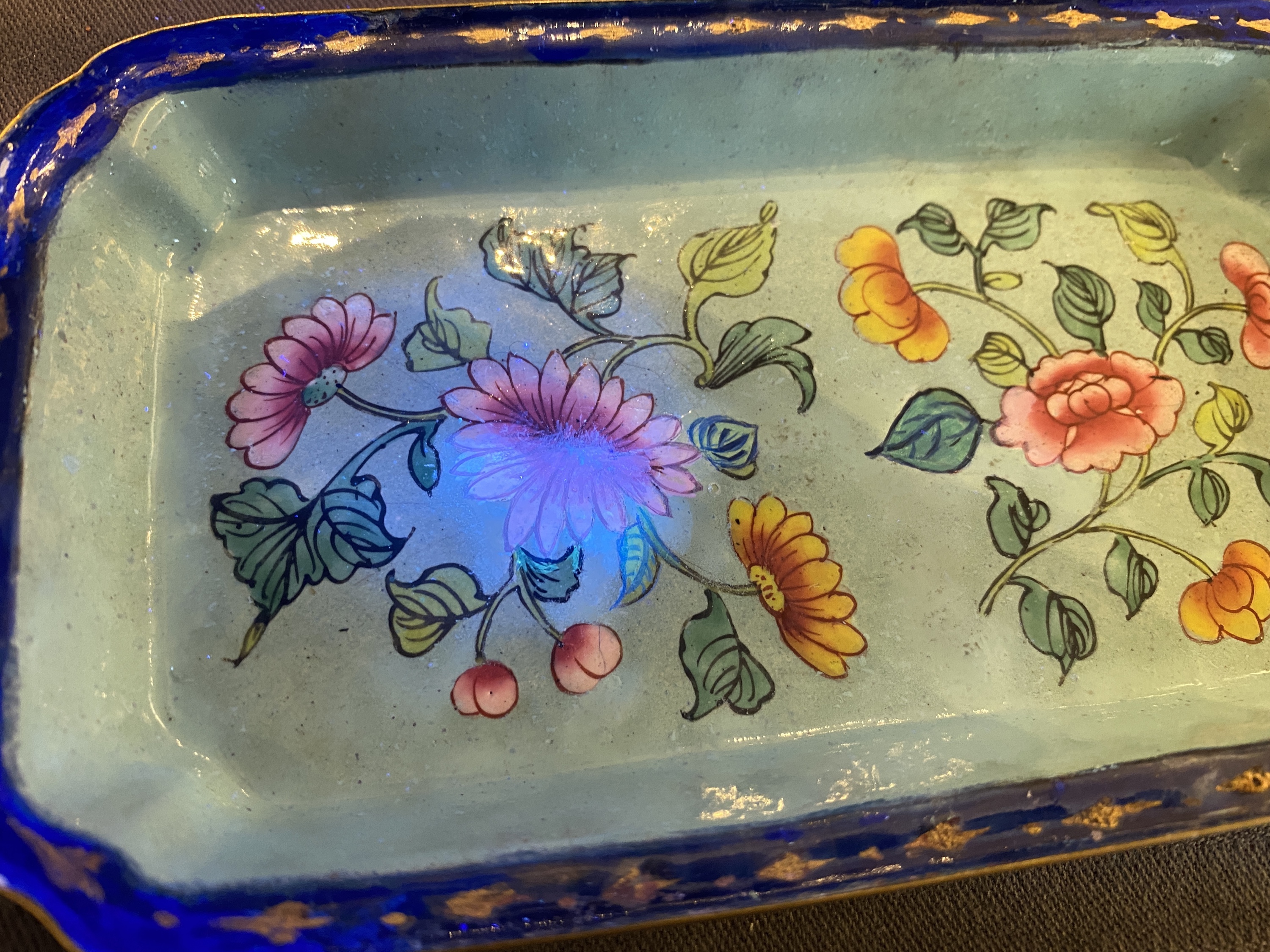 A Chinese Canton enamel covered box and interior tray for the Vietnamese market, 19th C. - Image 21 of 37