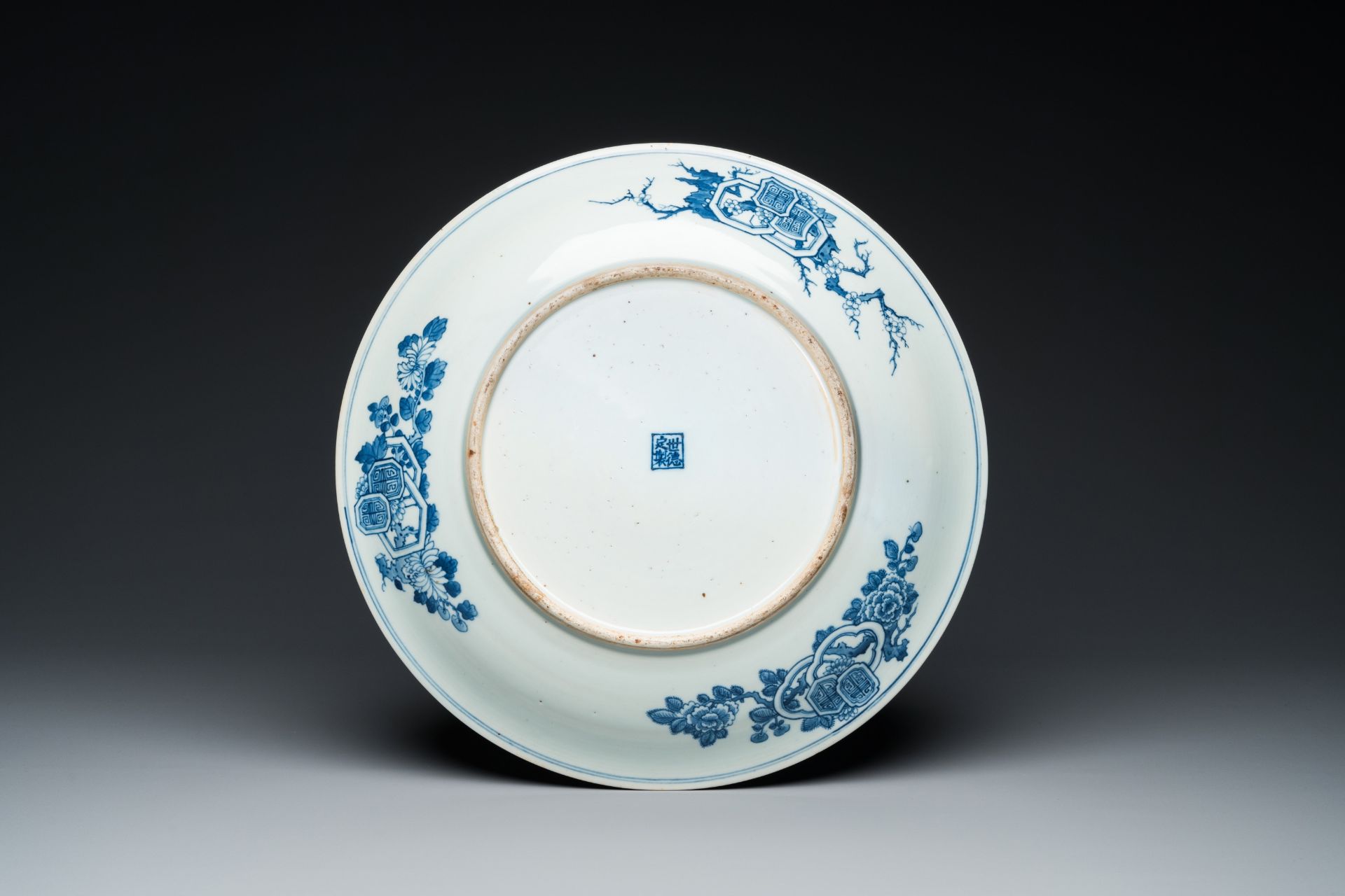 A large Chinese blue and white 'Bleu de Hue' dish for the Vietnamese market, Shi De Ding Zhi ____ ma - Image 2 of 8