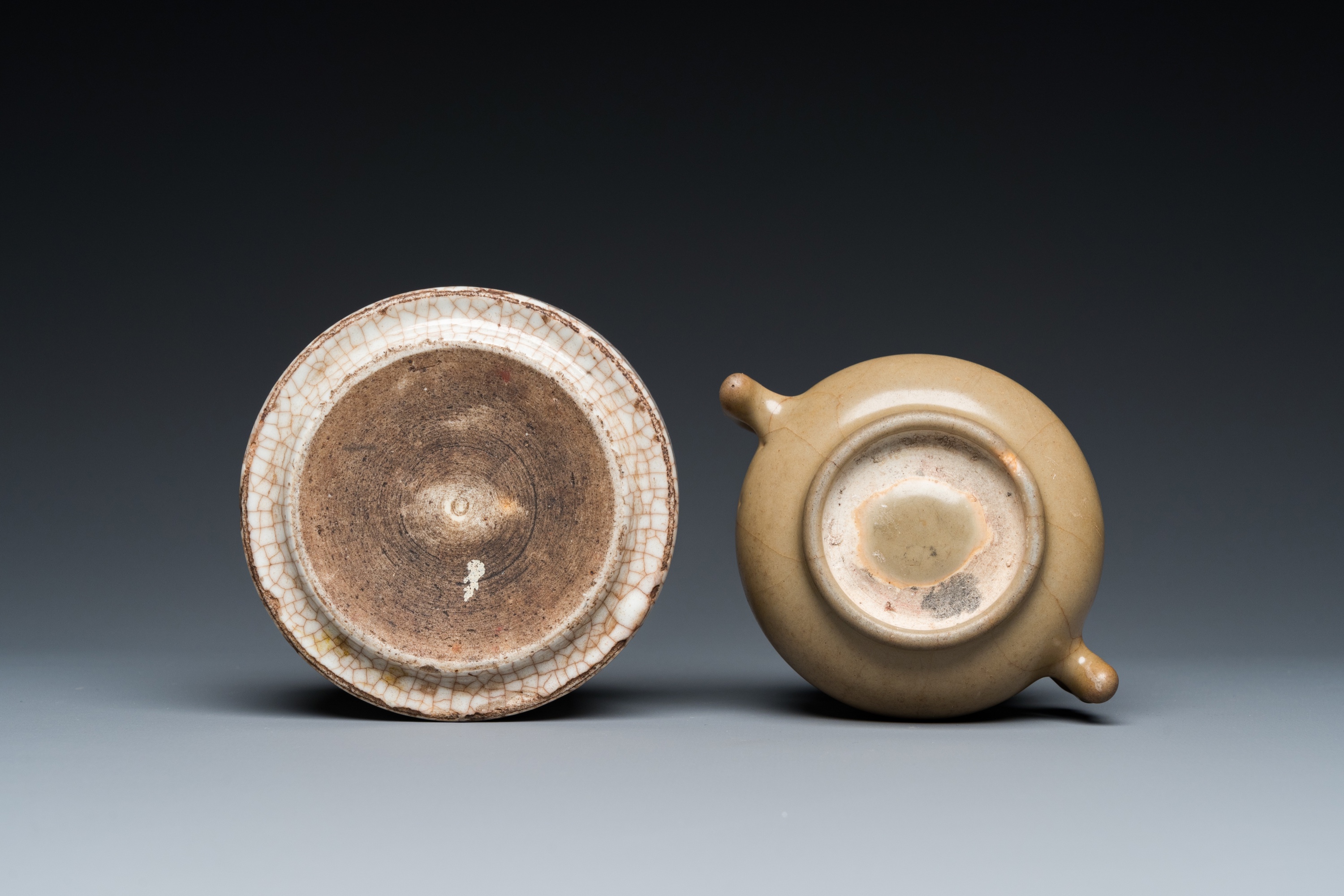 A Chinese celadon-glazed censer and a ge-type crackle-glazed bowl, Qing - Image 7 of 17