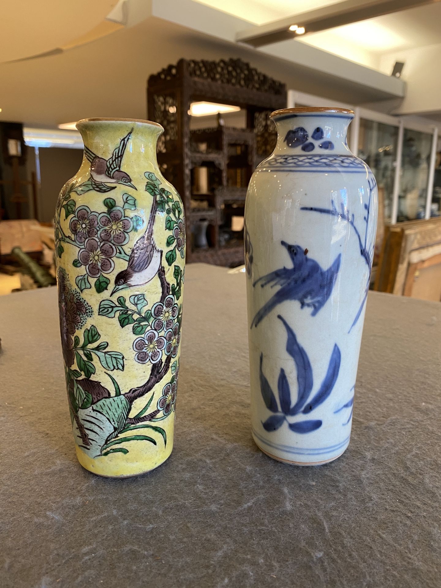 Two Chinese blue and white and famille jaune rouleau vases, Transitional period and 19th C. - Bild 7 aus 19