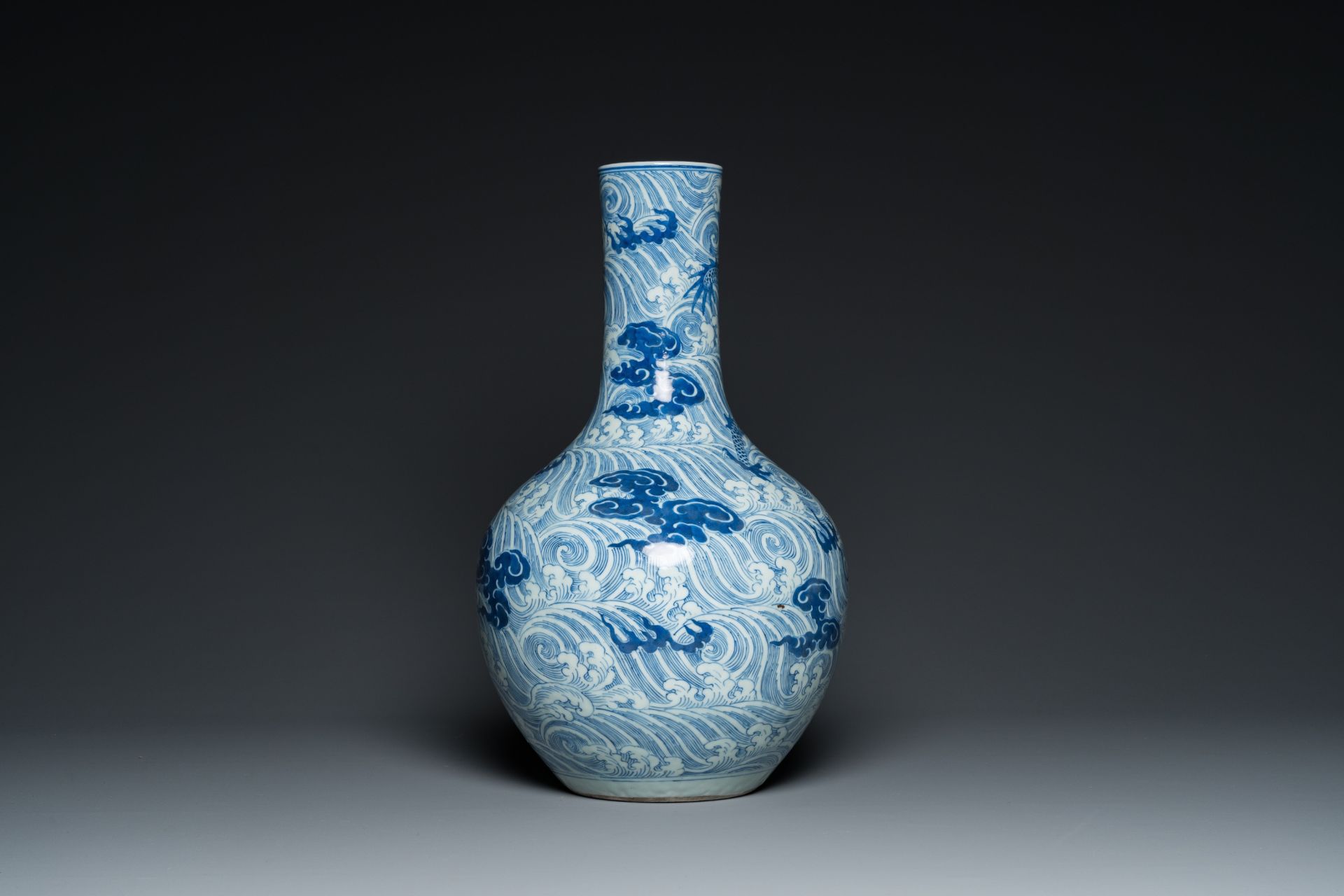 A Chinese blue and white 'dragons' bottle vase, 19th C. - Image 4 of 7