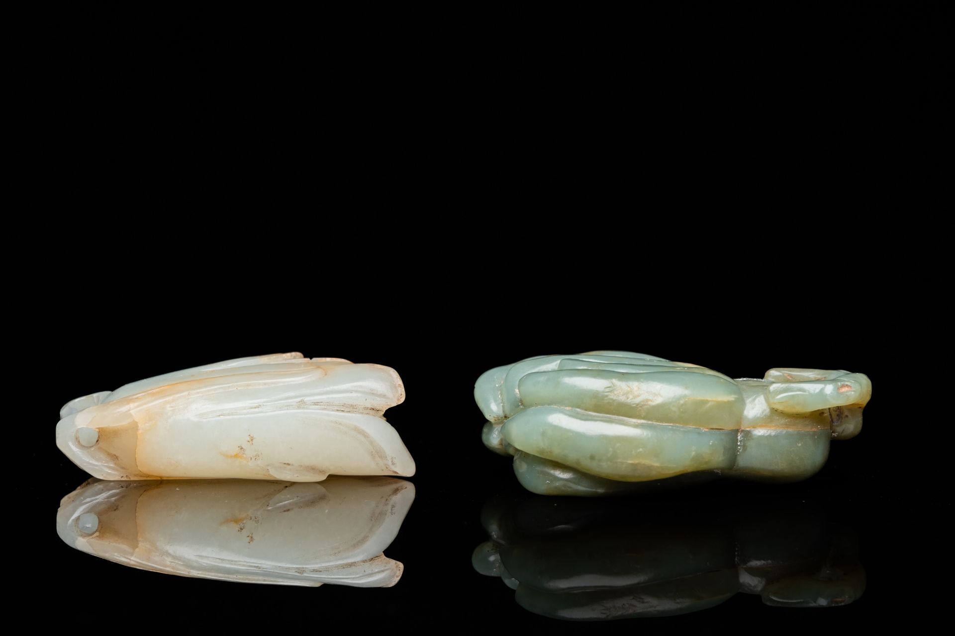 A Chinese white jade snuff bottle and a green jade 'Buddha hand' pendant, Qing - Image 6 of 21