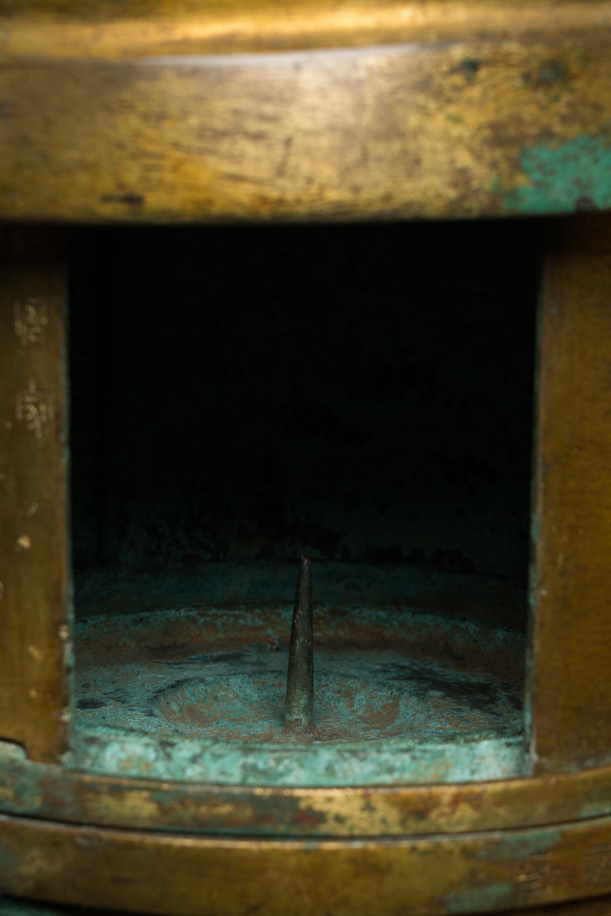 A large Chinese gilt bronze oil lamp in the shape of a kneeling figure, after a Han Dynasty example - Image 10 of 25