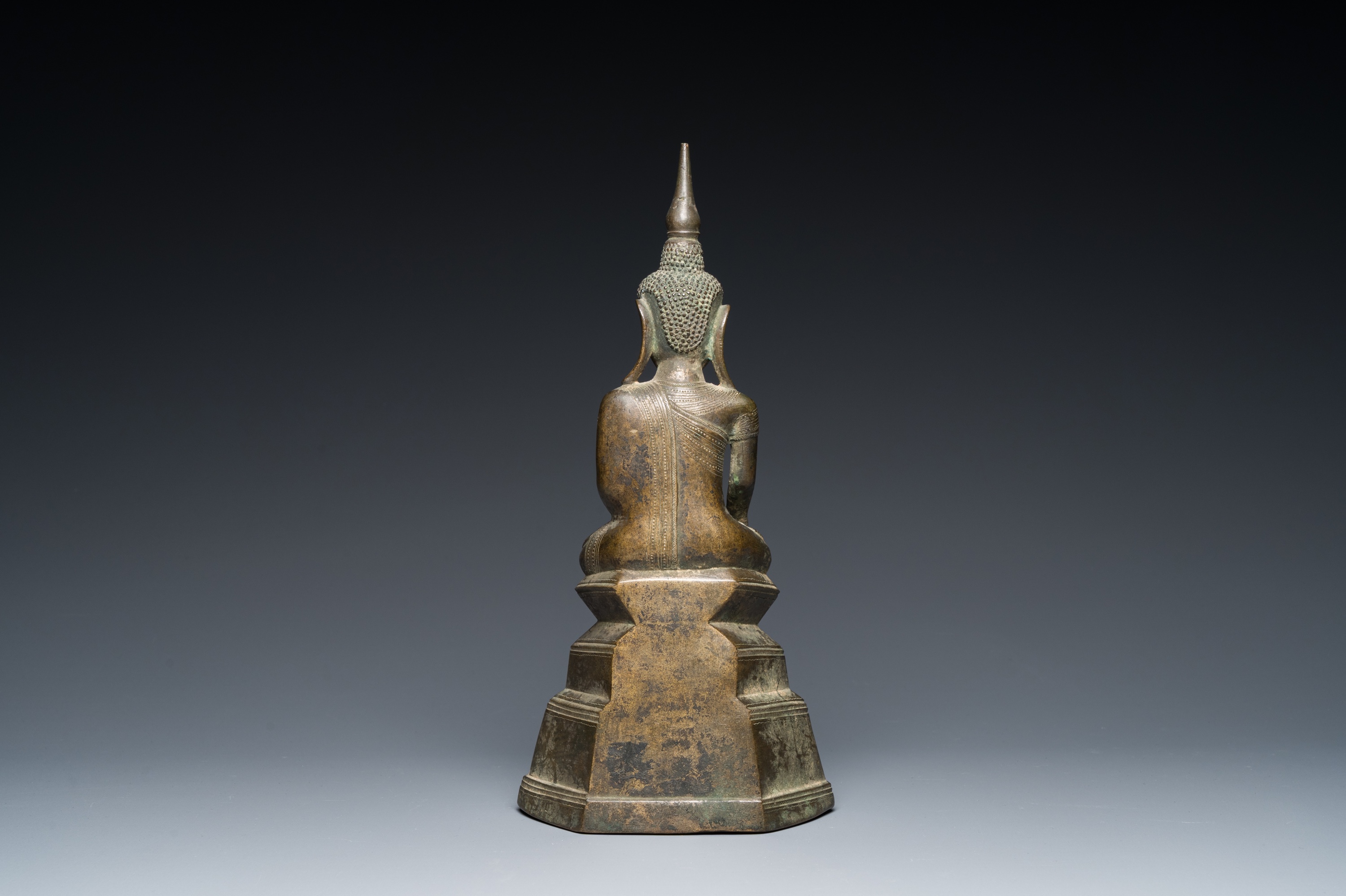 A Burmese bronze Shan-style Buddha Shakyamuni with inscription, Konbaung dynasty, 18th C. - Image 4 of 20