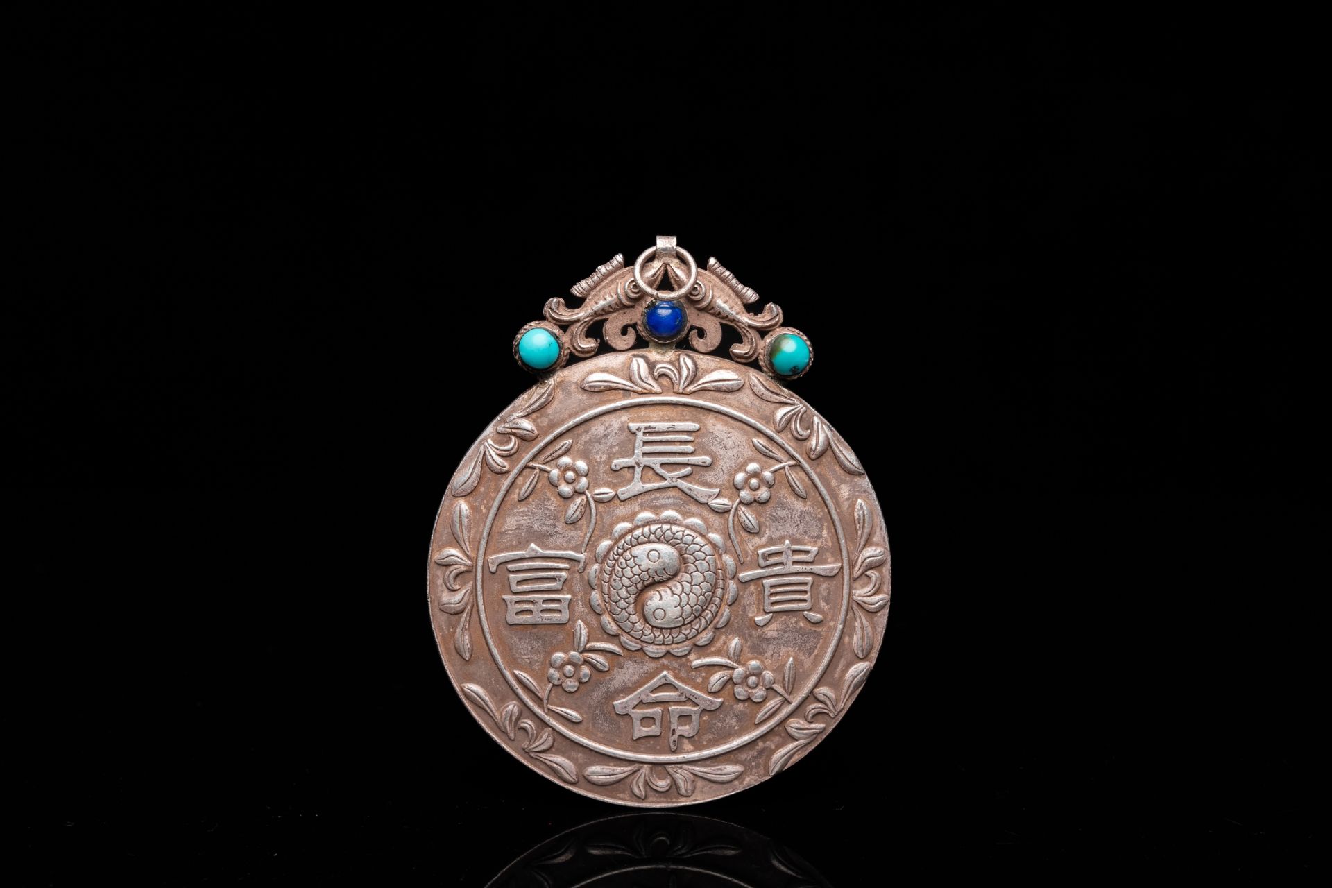 A Chinese reticulated jade 'three peacocks' carving in silver pendant, Qing - Image 2 of 11