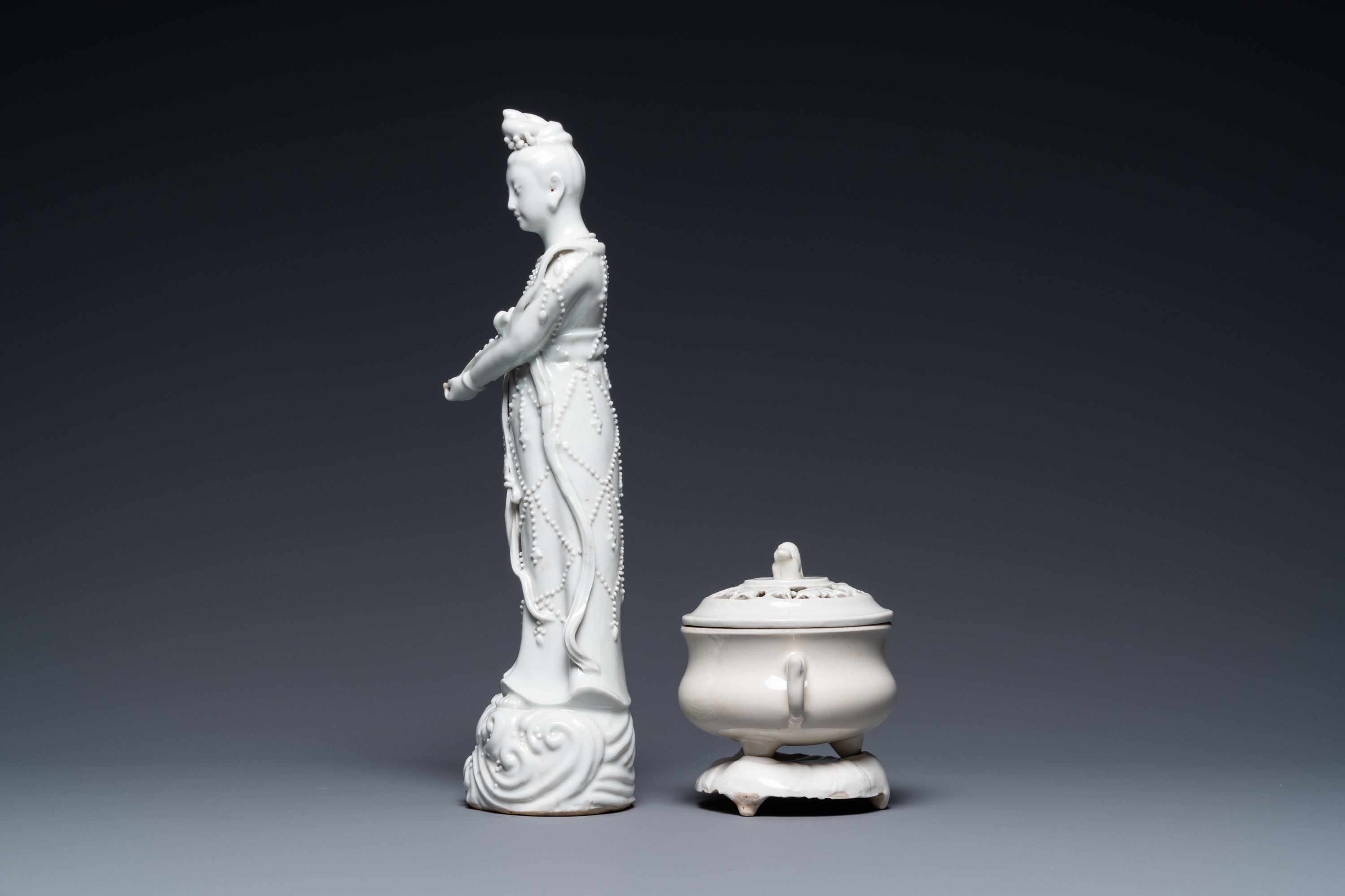 A Chinese Dehua blanc de Chine figure of Guanyin and a covered censer on stand, 18/19th C. - Image 4 of 6
