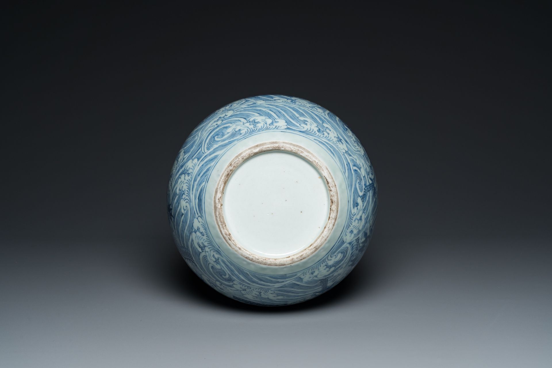 A Chinese blue and white 'dragons' bottle vase, 19th C. - Image 7 of 7