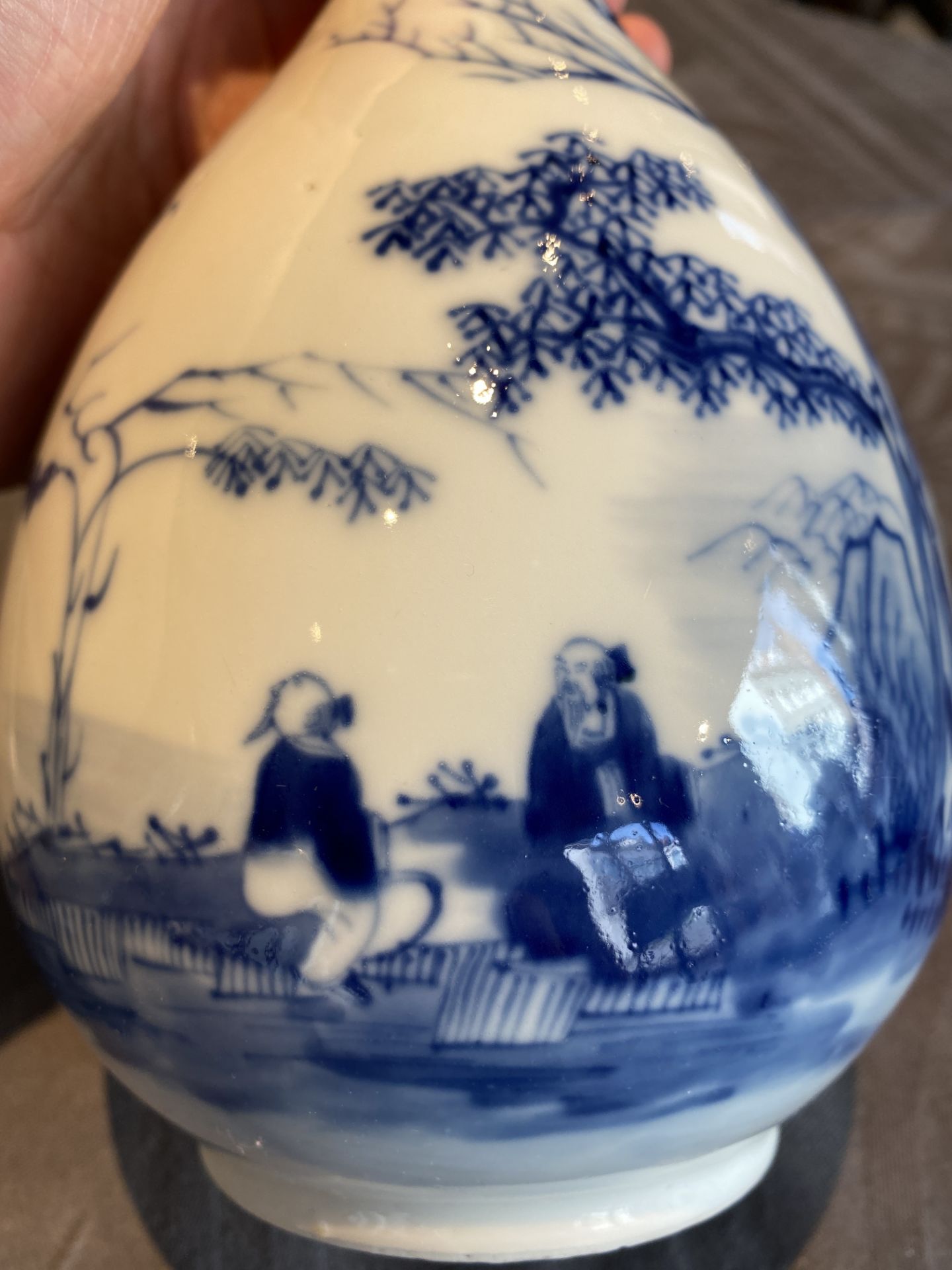 A Chinese blue and white 'Bleu de Hue' bottle vase for the Vietnamese market, Tho mark, 19th C. - Image 12 of 15