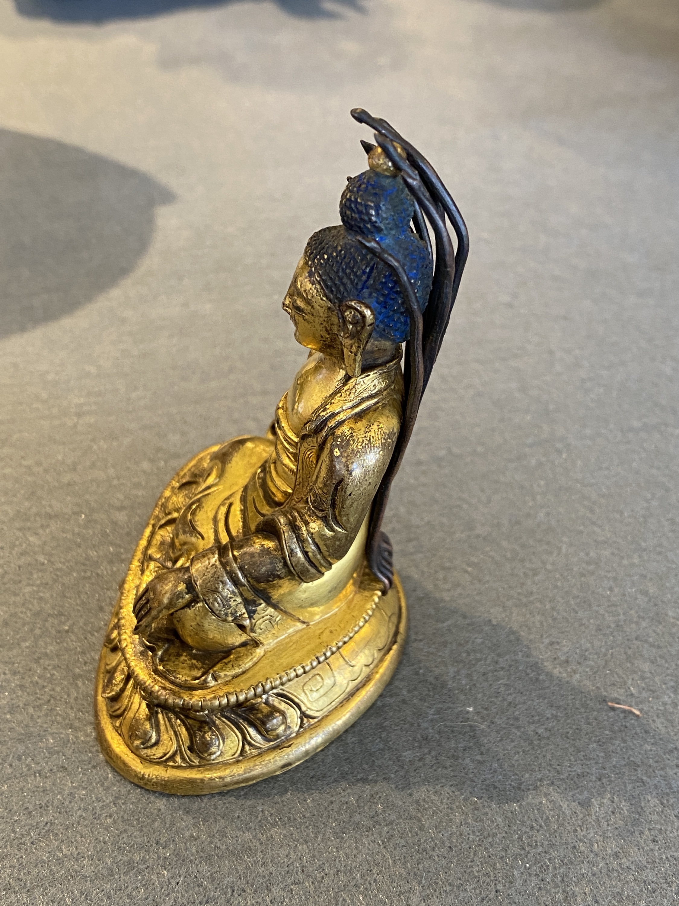 A small Sino-Tibetan gilt bronze Buddha, 19th C. - Image 10 of 20