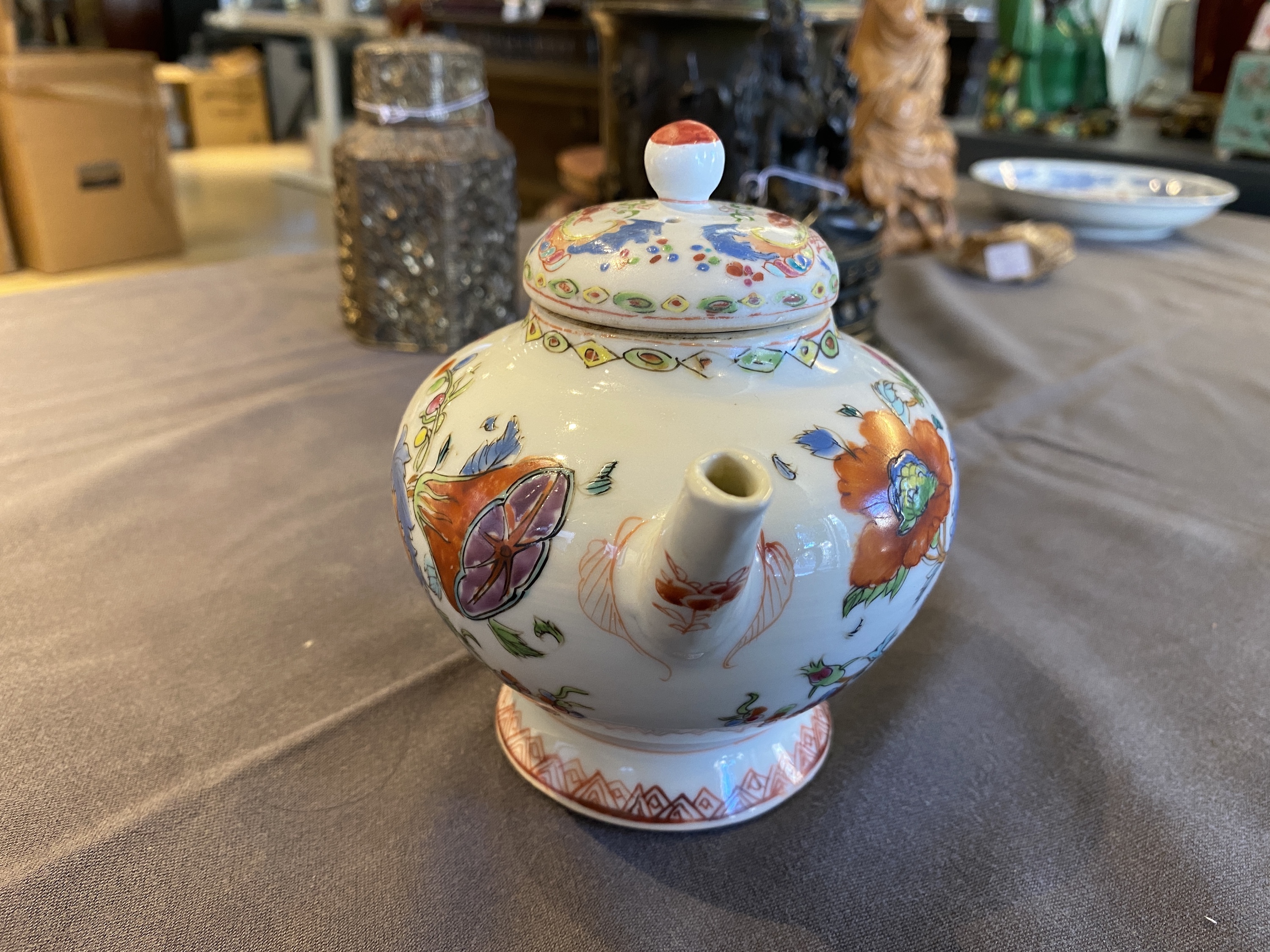 A Chinese famille rose 'Pompadour' teapot and cover, Qianlong - Image 9 of 32