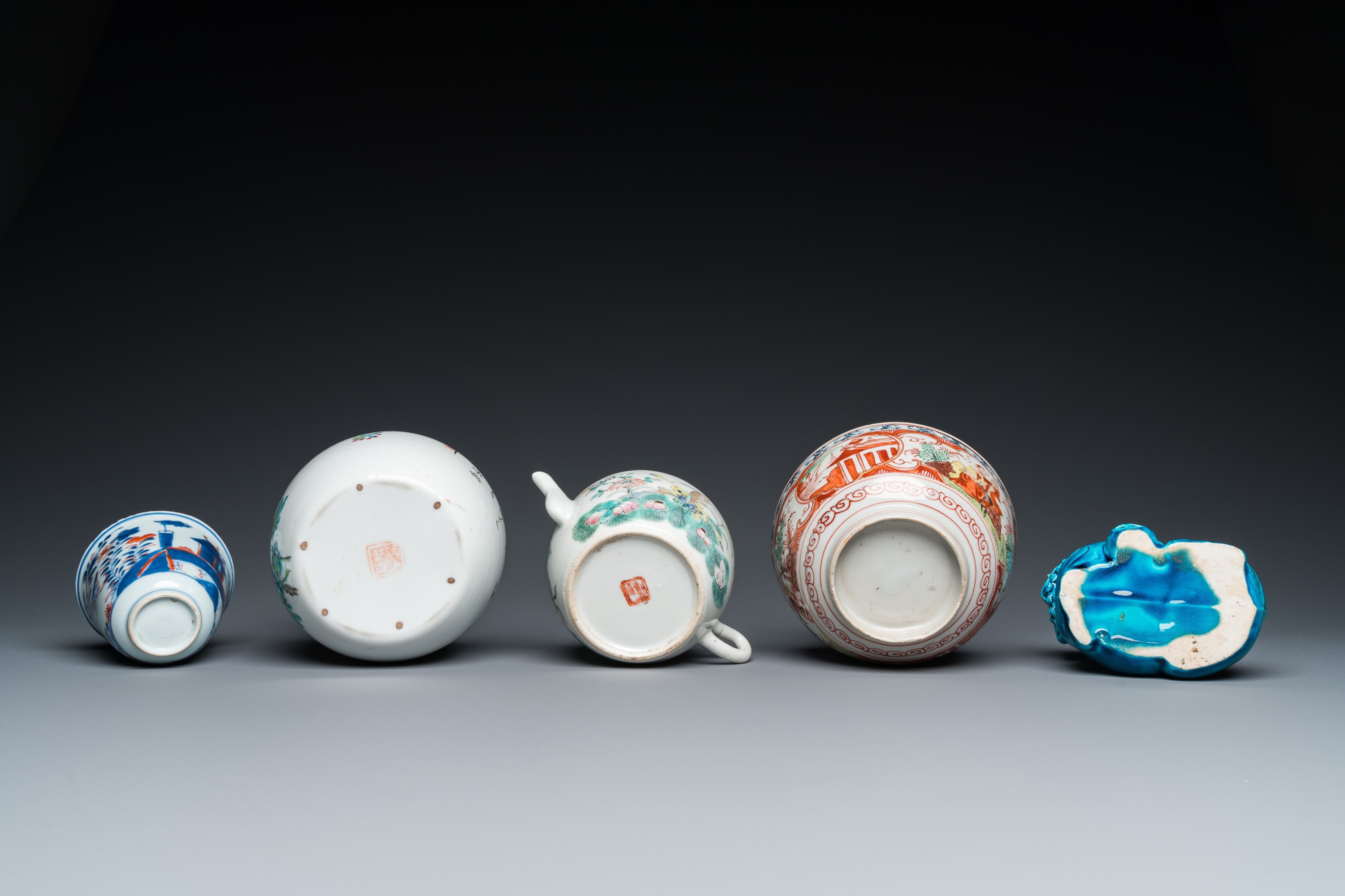 A varied collection of Chinese famille rose and monochrome wares, 18/20th C. - Image 15 of 15