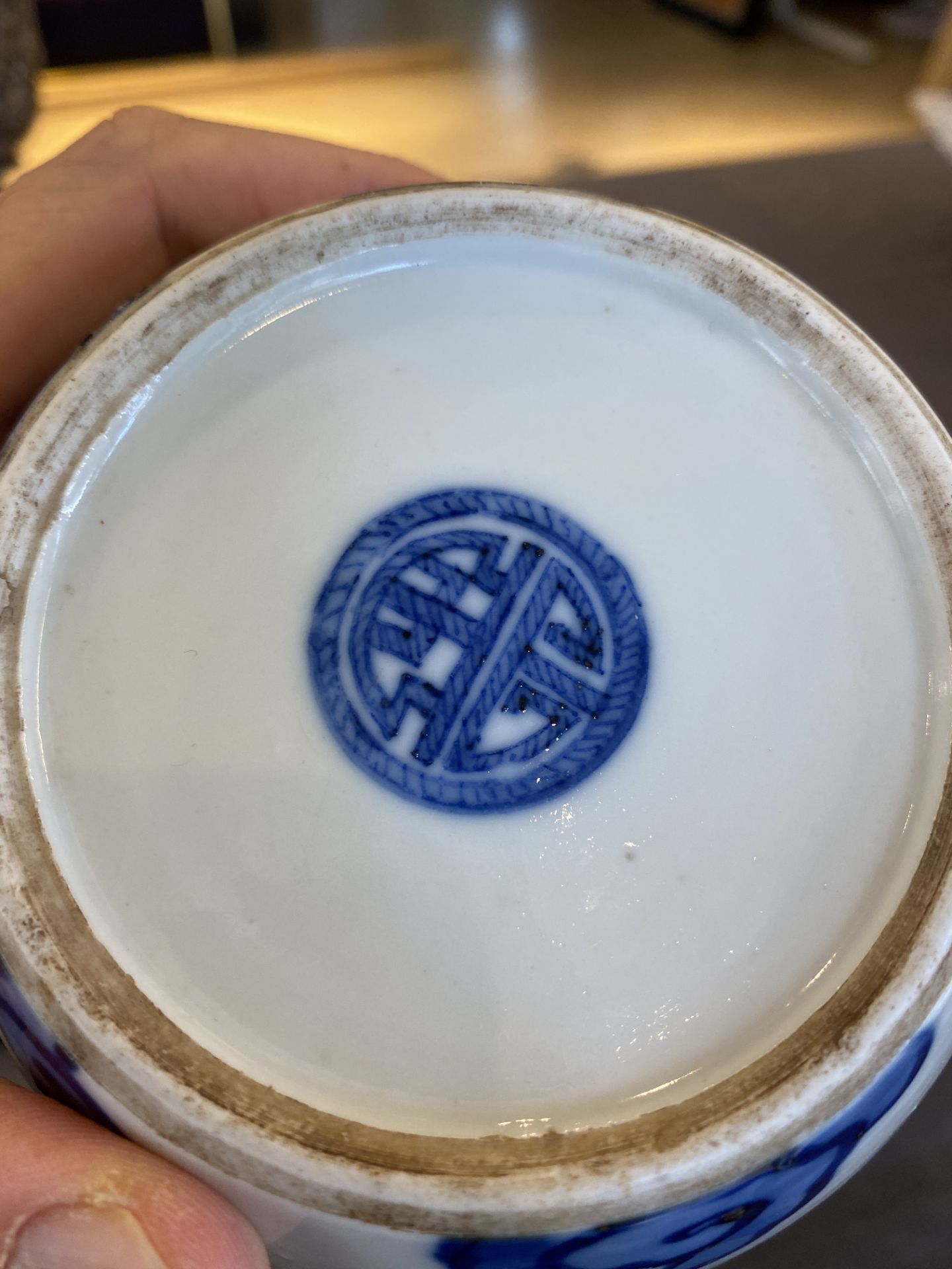 A Chinese blue and white 'Bleu de Hue' vase for the Vietnamese market, Tho mark, 18/19th C. - Image 15 of 18