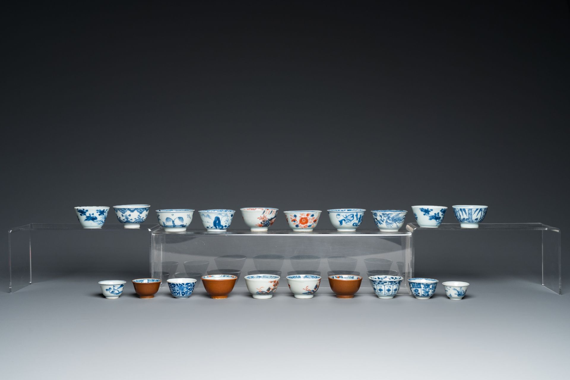44 Chinese blue, white, famille rose and Imari-style cups and 62 saucers, Kangxi and later - Image 19 of 19