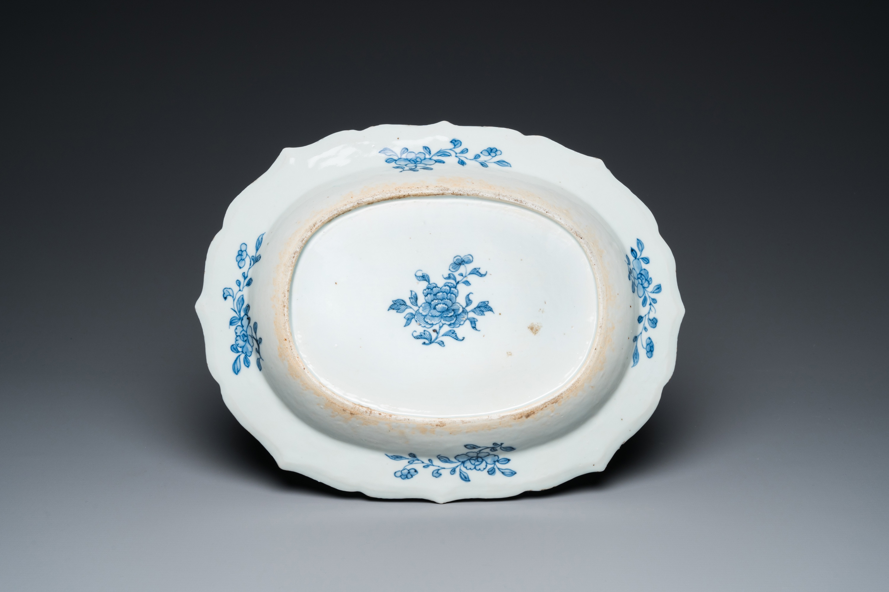 A large Chinese blue and white 'Xi Xiang Ji' tureen and cover on stand, Qianlong - Image 4 of 10