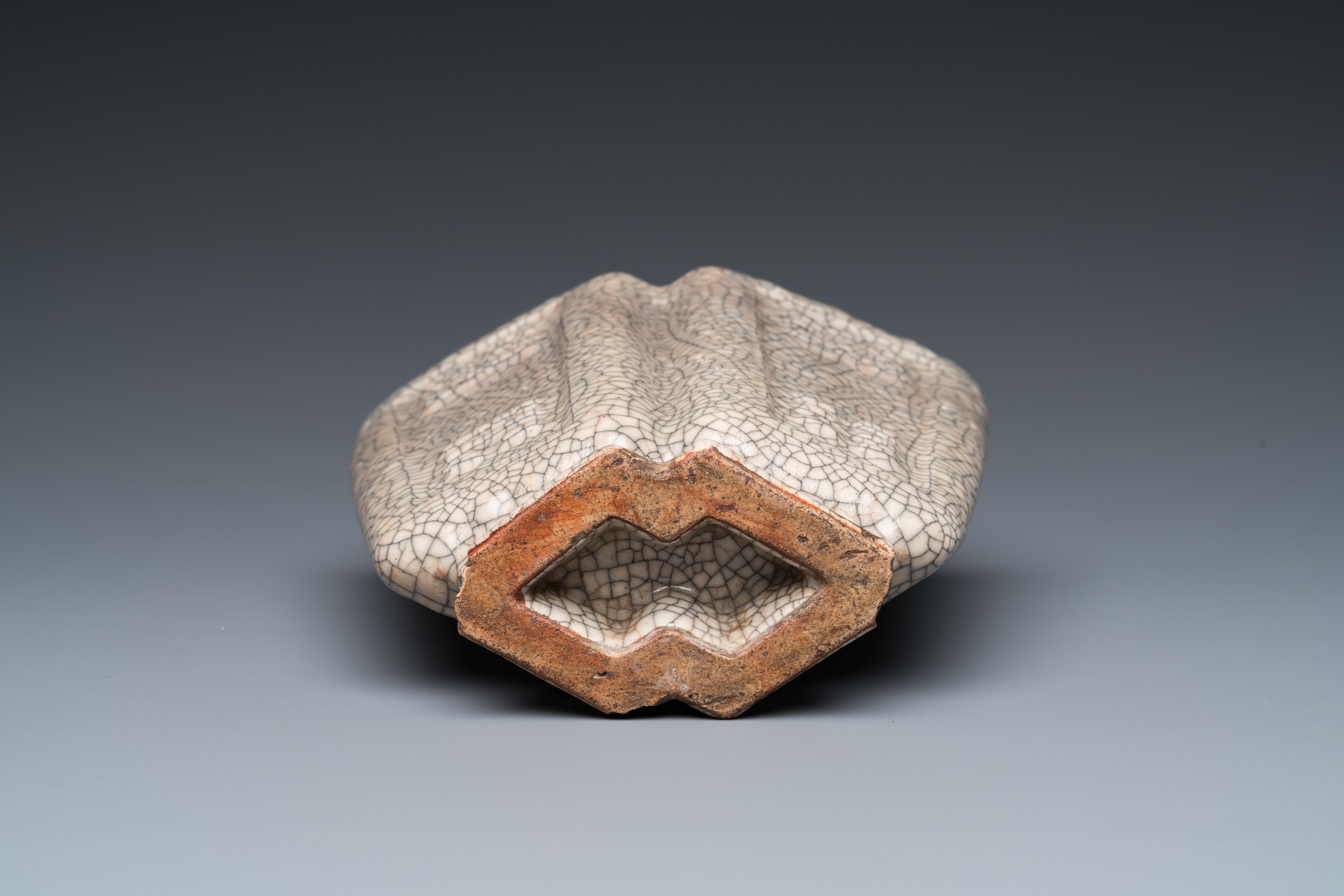 A Chinese 'ge'-type crackle-glazed double lozenge-shaped 'tri grams' vase, Qianlong/Jiaqing - Image 7 of 7