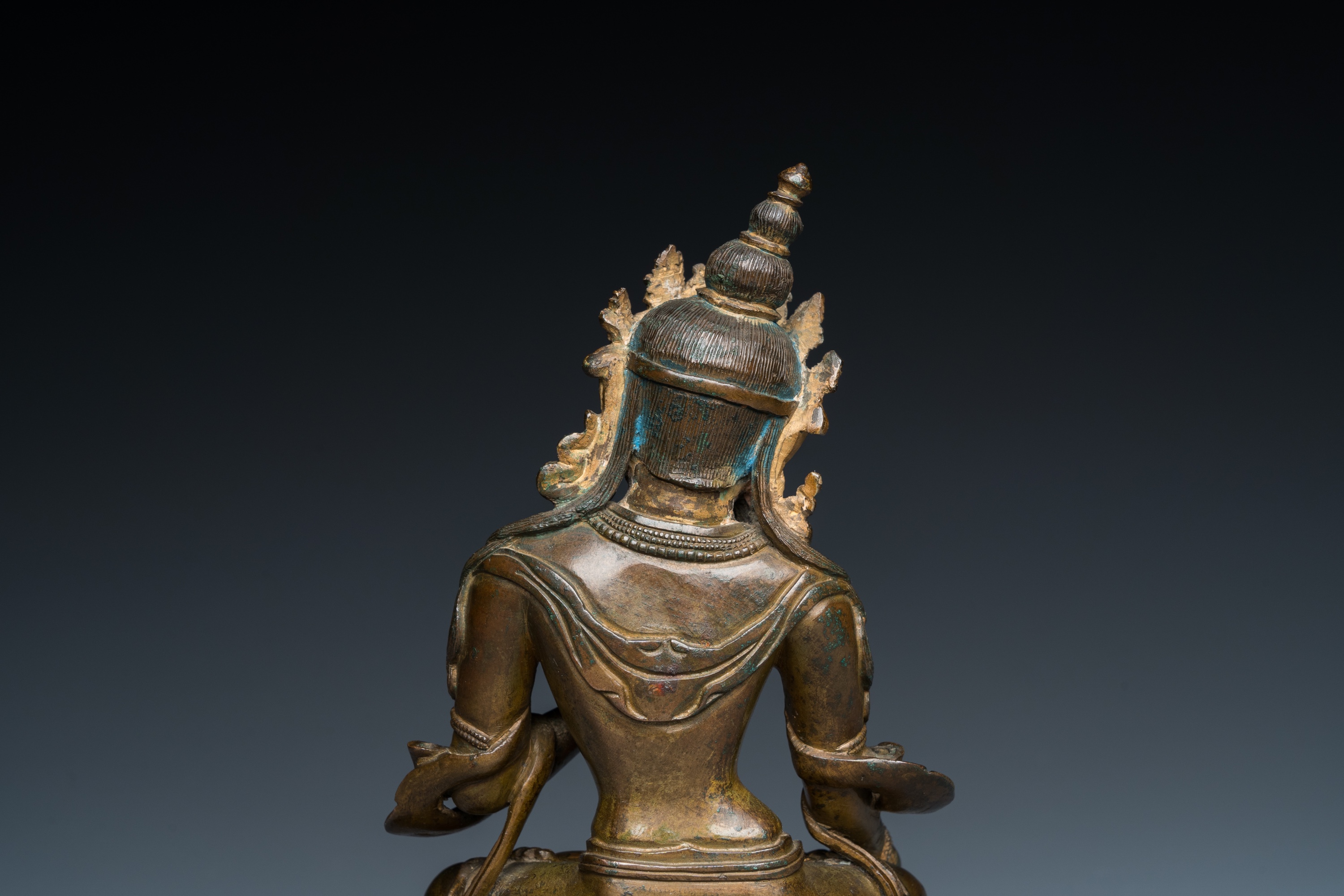 A Sino-Tibetan gilt bronze Tara, 17/18th C. - Image 8 of 25