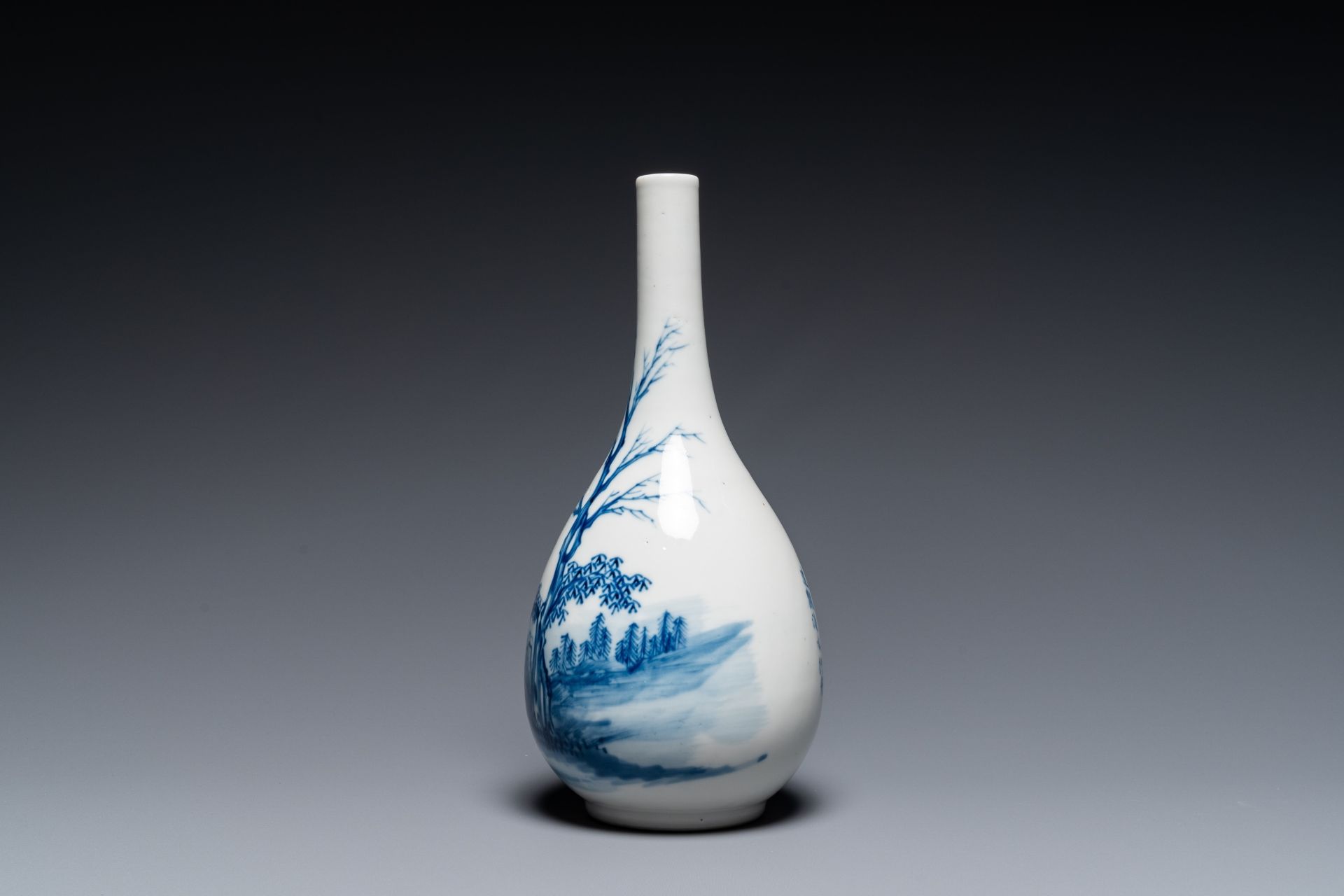 A Chinese blue and white 'Bleu de Hue' bottle vase for the Vietnamese market, Tho mark, 19th C. - Image 3 of 15