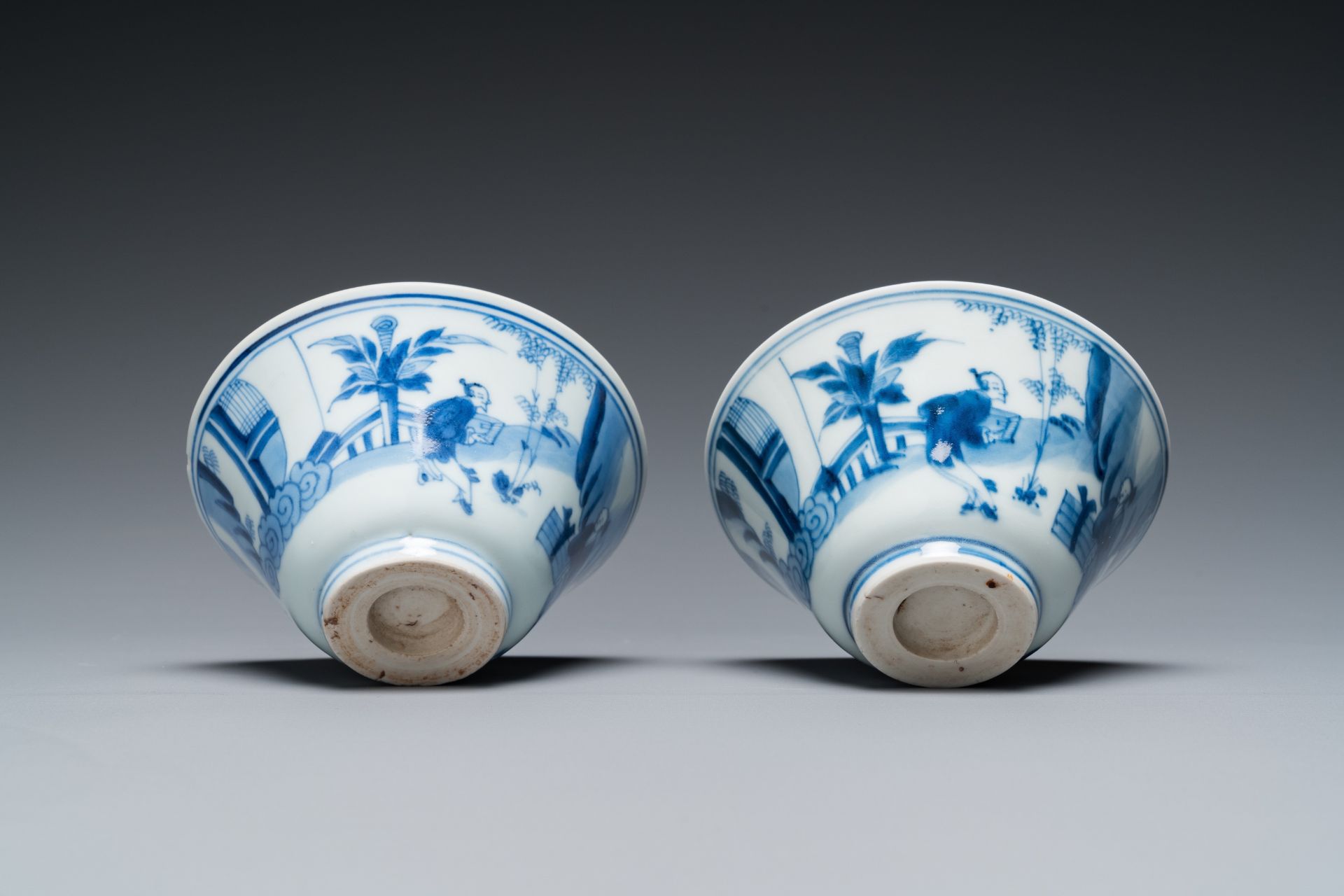 A pair of Chinese blue and white bowls, 18/19th C. - Image 7 of 7