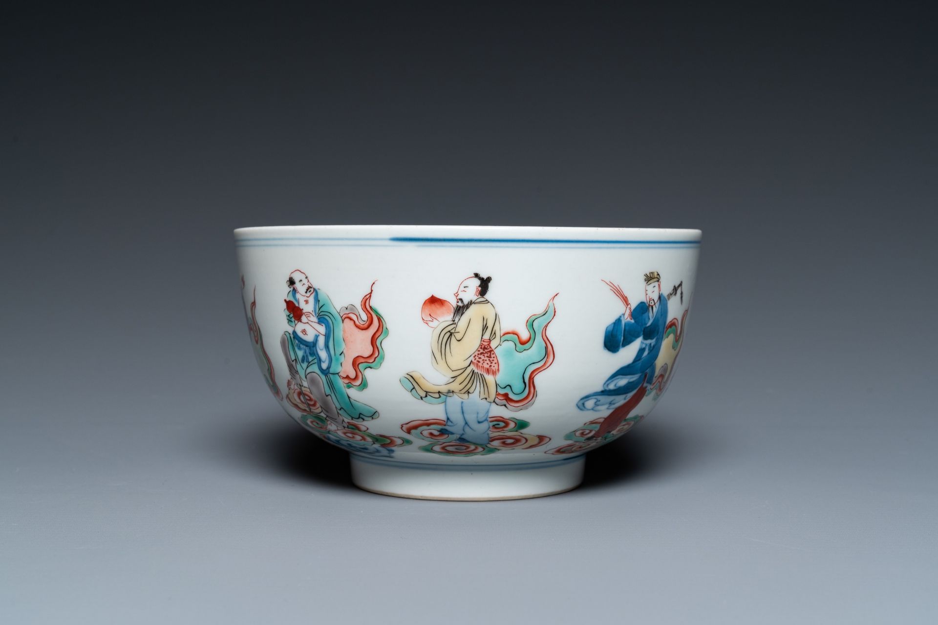 A Chinese famille verte 'immortals' bowl, Chenghua mark, 19/20th C. - Image 2 of 17