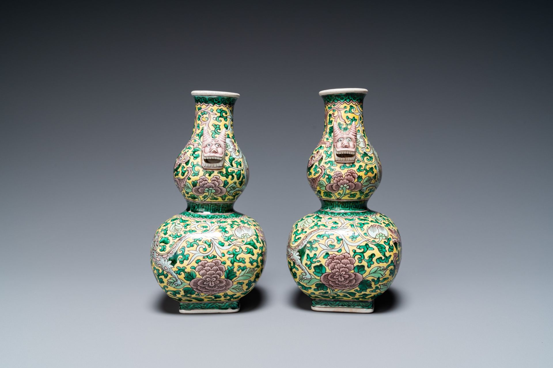 A pair of Chinese famille verte double gourd vases and a blue and white vase and cover, 19/20th C. - Image 11 of 39