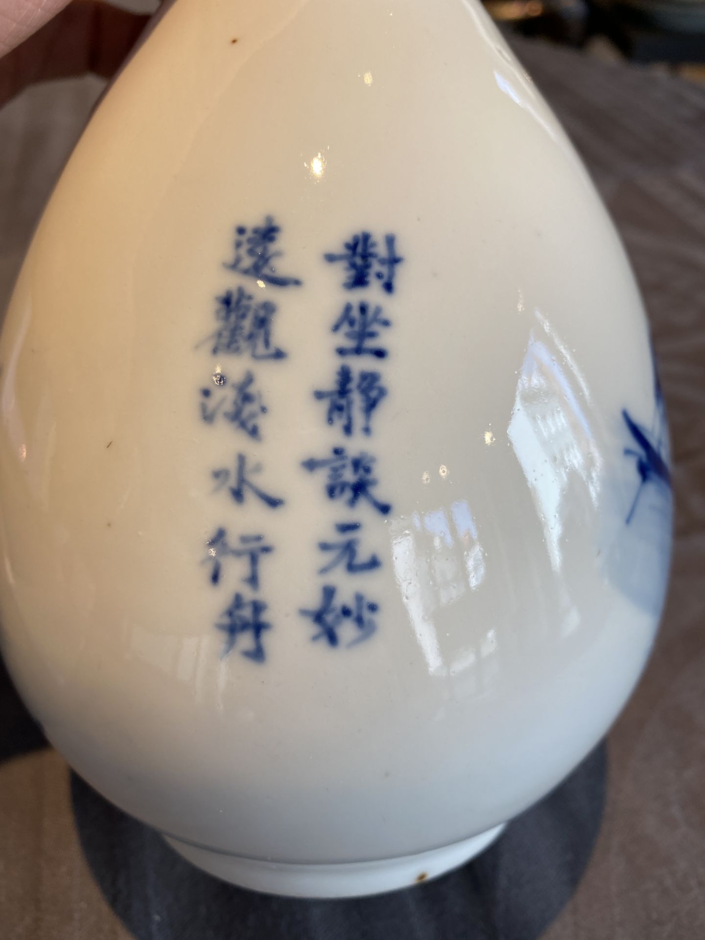 A Chinese blue and white 'Bleu de Hue' bottle vase for the Vietnamese market, Tho mark, 19th C. - Image 10 of 15