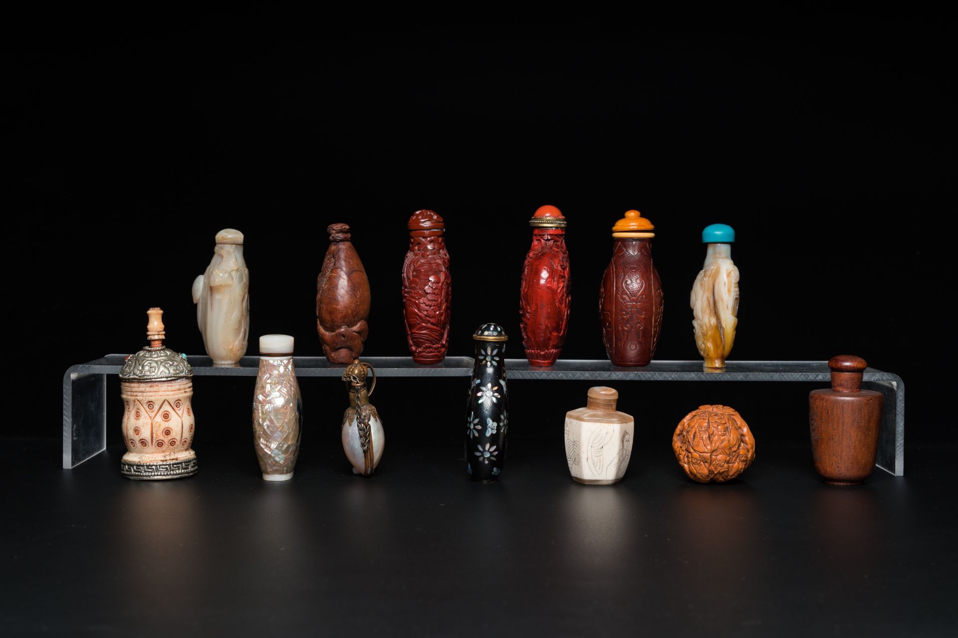 Thirteen Chinese wood, lacquer, mother-of-pearl and bone snuff bottles, 19/20th C. - Image 5 of 7