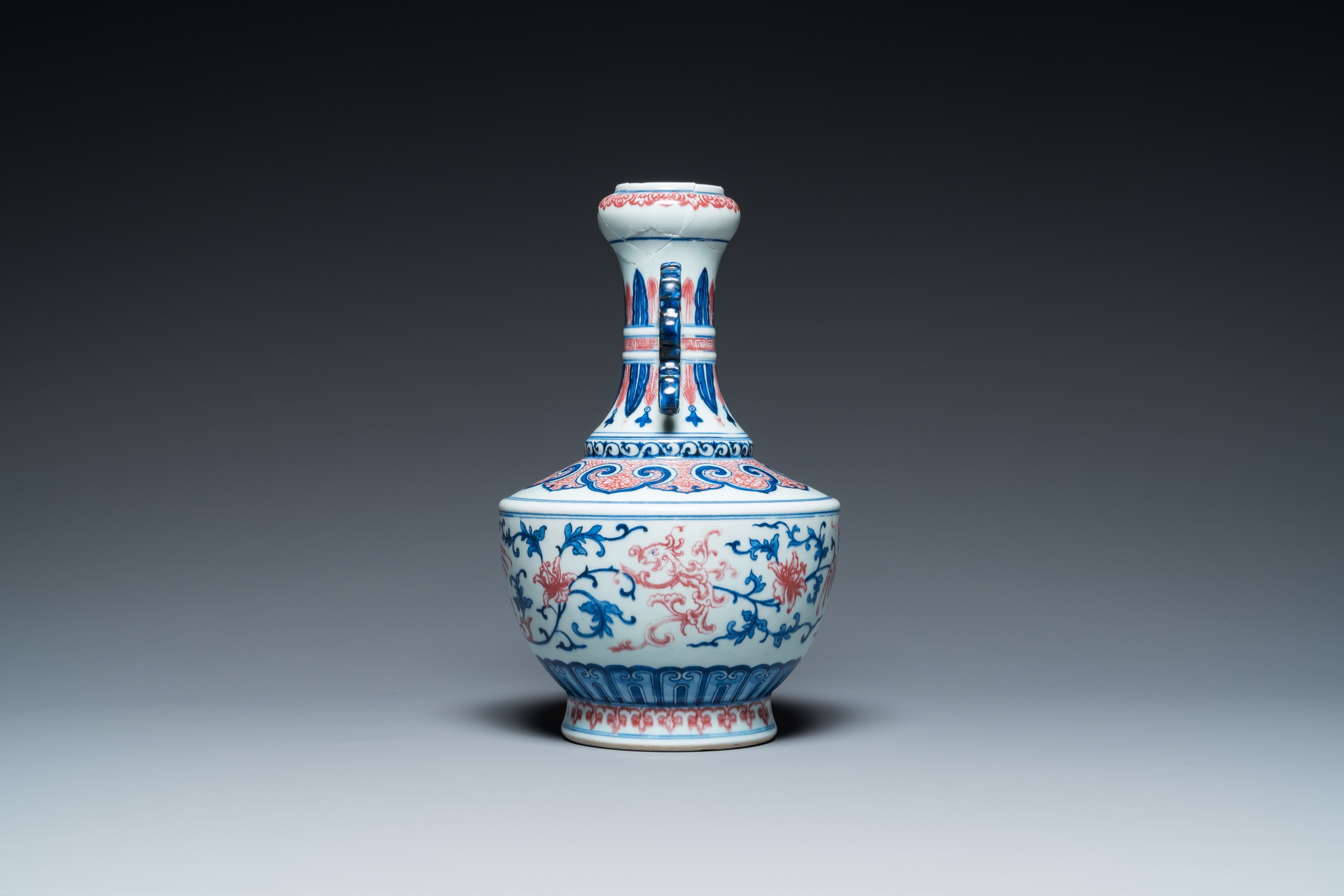 A Chinese blue, white and copper-red 'phoenix' vase, 19/20th C. - Image 2 of 6