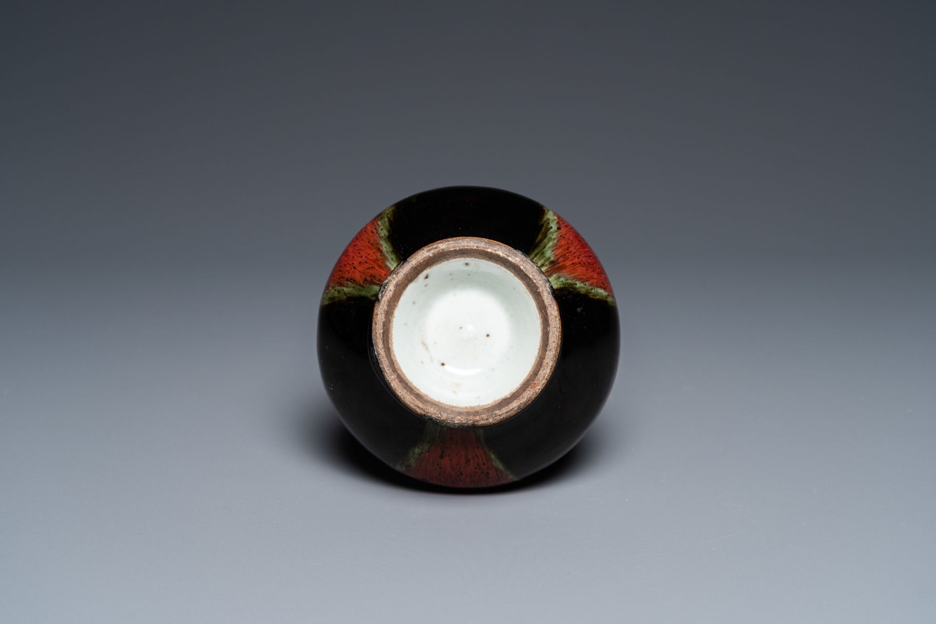 A Chinese flambŽ-glazed garlic head vase, 19th C. - Bild 6 aus 18