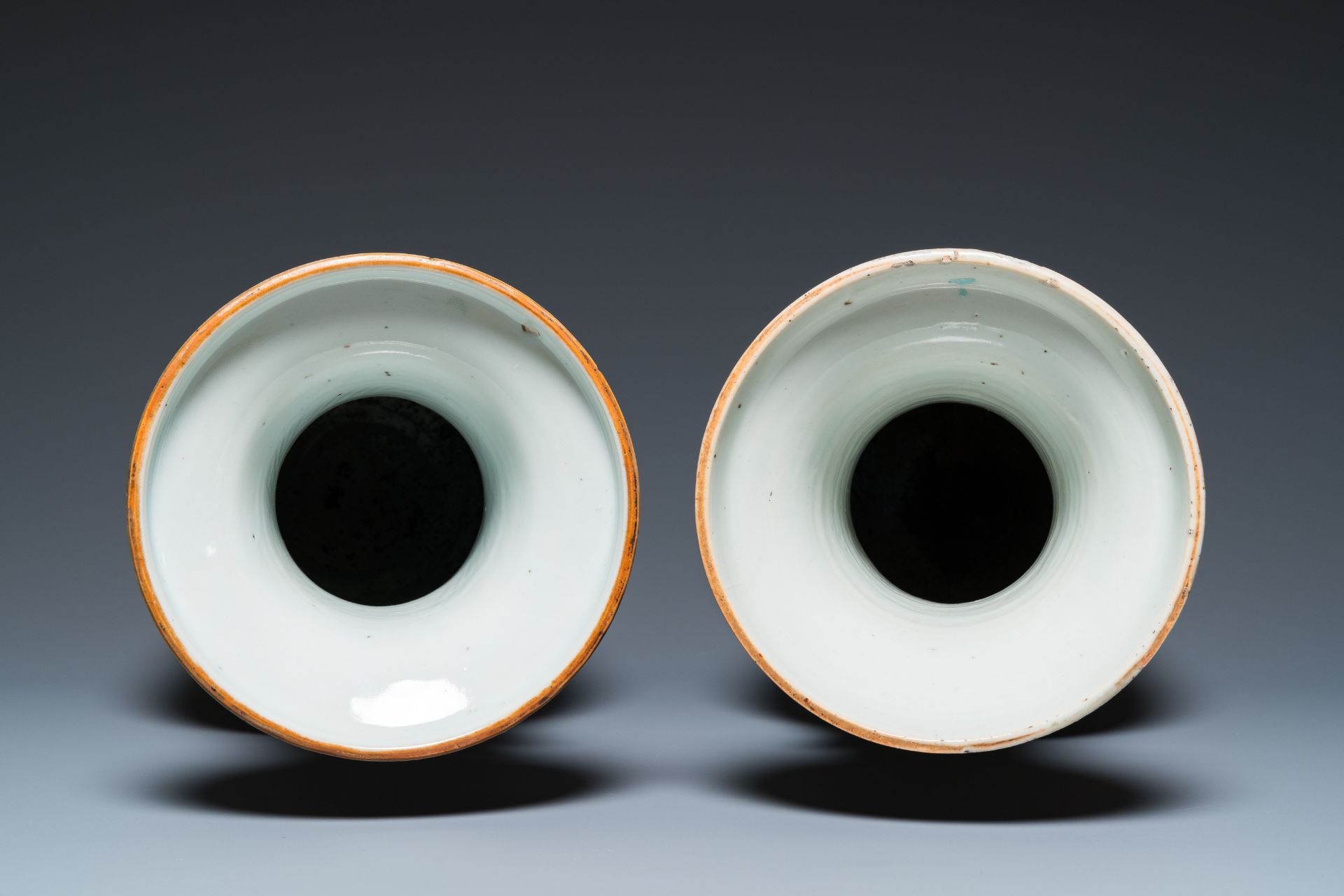 Two Chinese famille rose 'antiquities' vases, 19th C. - Bild 5 aus 6