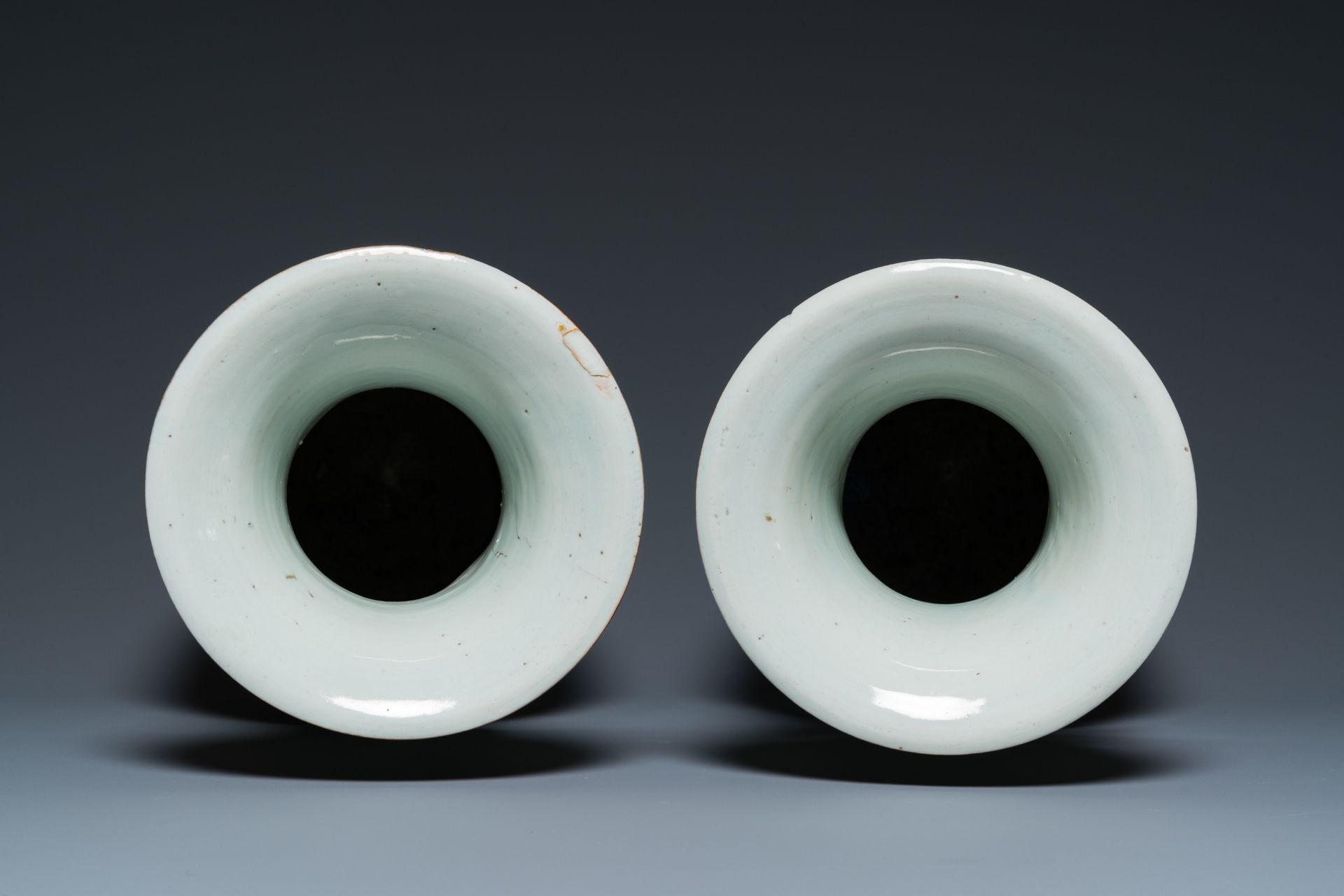 A pair of Chinese famille rose 'female immortals' vases, 19/20th C. - Bild 5 aus 6