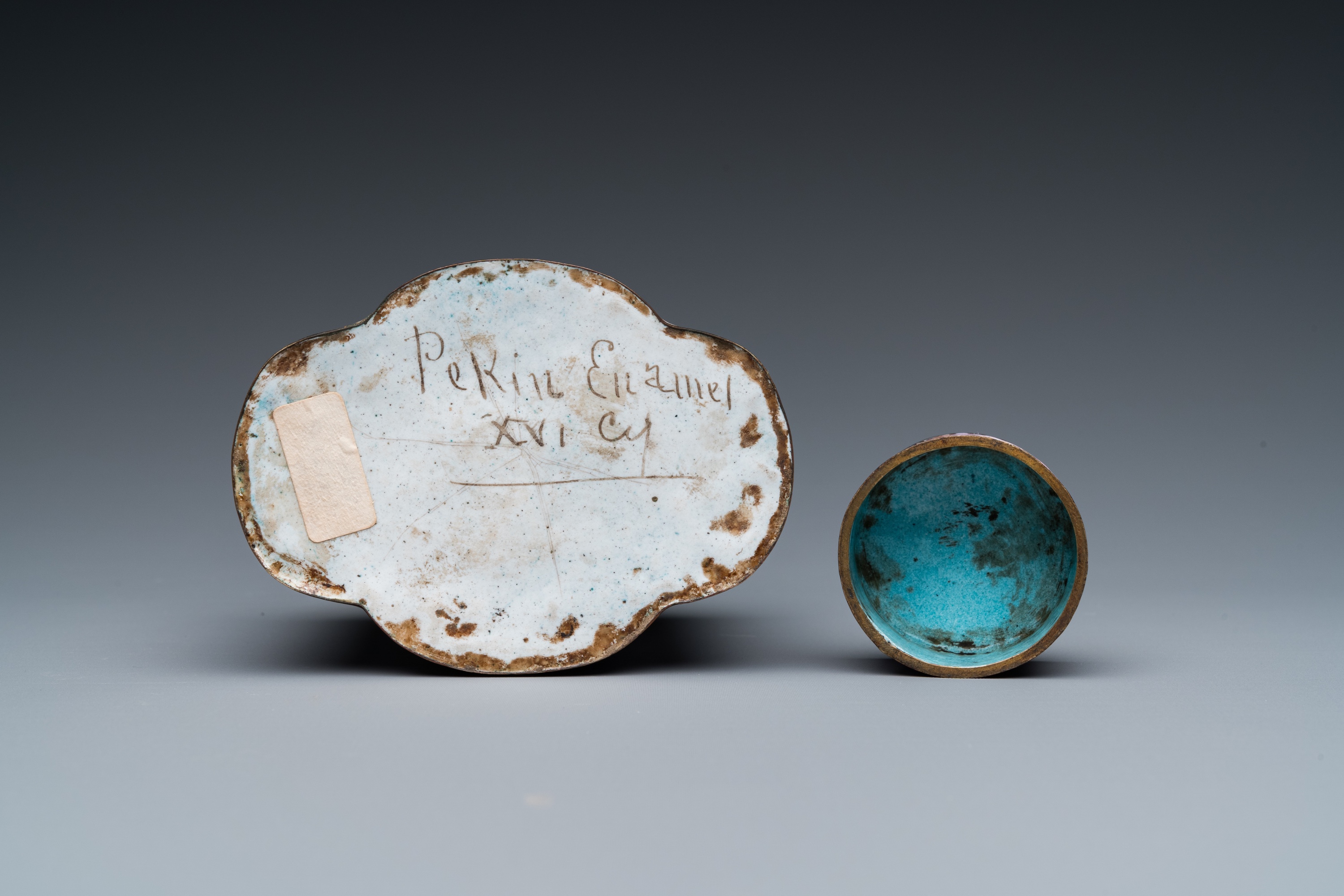 A Chinese Canton enamel tea caddy and four small dishes, 19th C. - Image 10 of 12